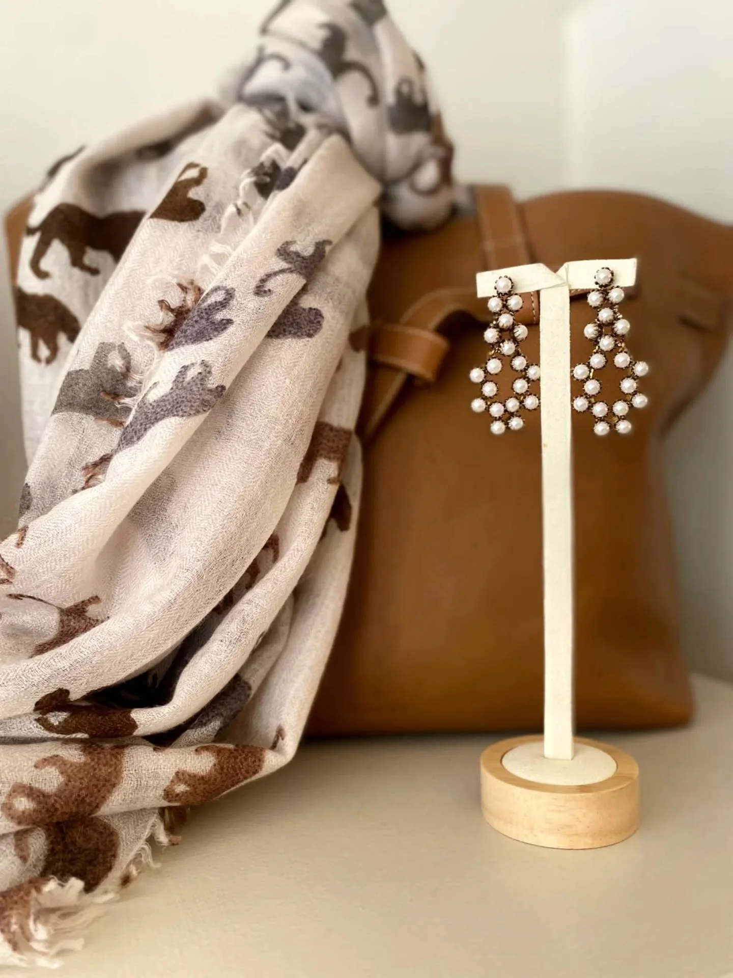 Shades of chocolate and sand 🍫

#newarrıvals #accessories #easytostyle #elegantaccessories #monochromatic #casualchic #cashmereknit #handmade #autumnlook