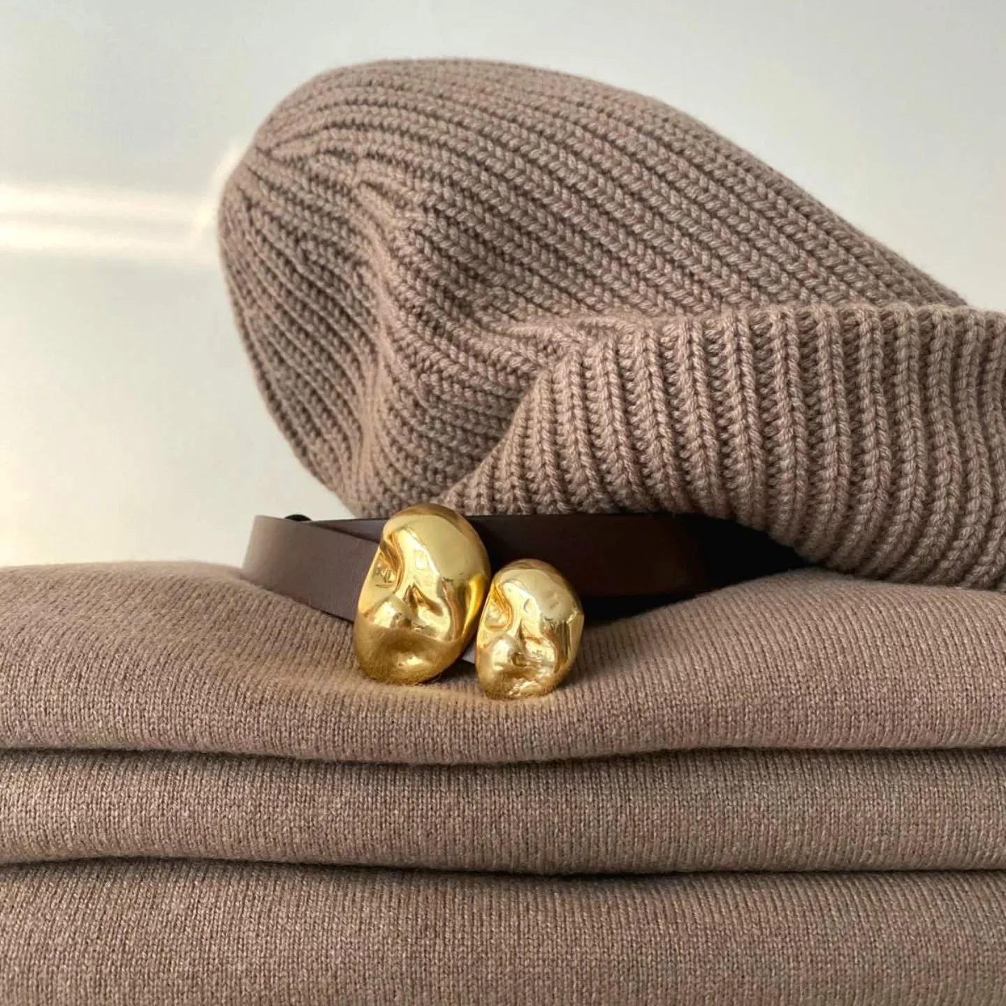 Golden touches to make any look shine 🧡

#accessories #luxurylifestyle #elegantstyle #elegantaccessories #chic #ootd #outfitinspiration #elevateyourstyle #comeandseeus #brusselsboutique