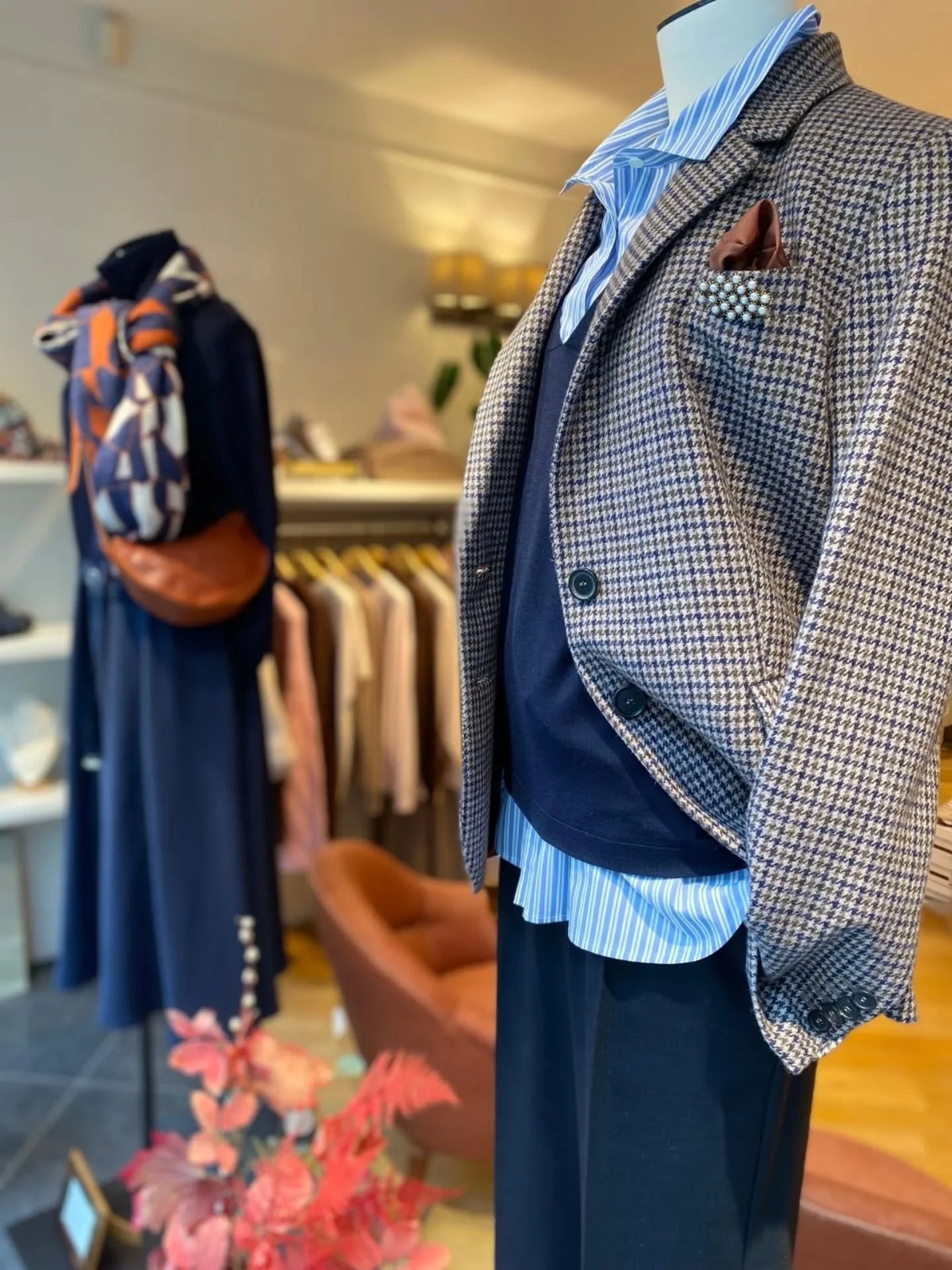 New window for October 🍁

#october #windowdisplay #windowshopping #comeandseeus #elegantfashion #everydaystyle #easytoswear #casualchic #ootd #effortlesschic