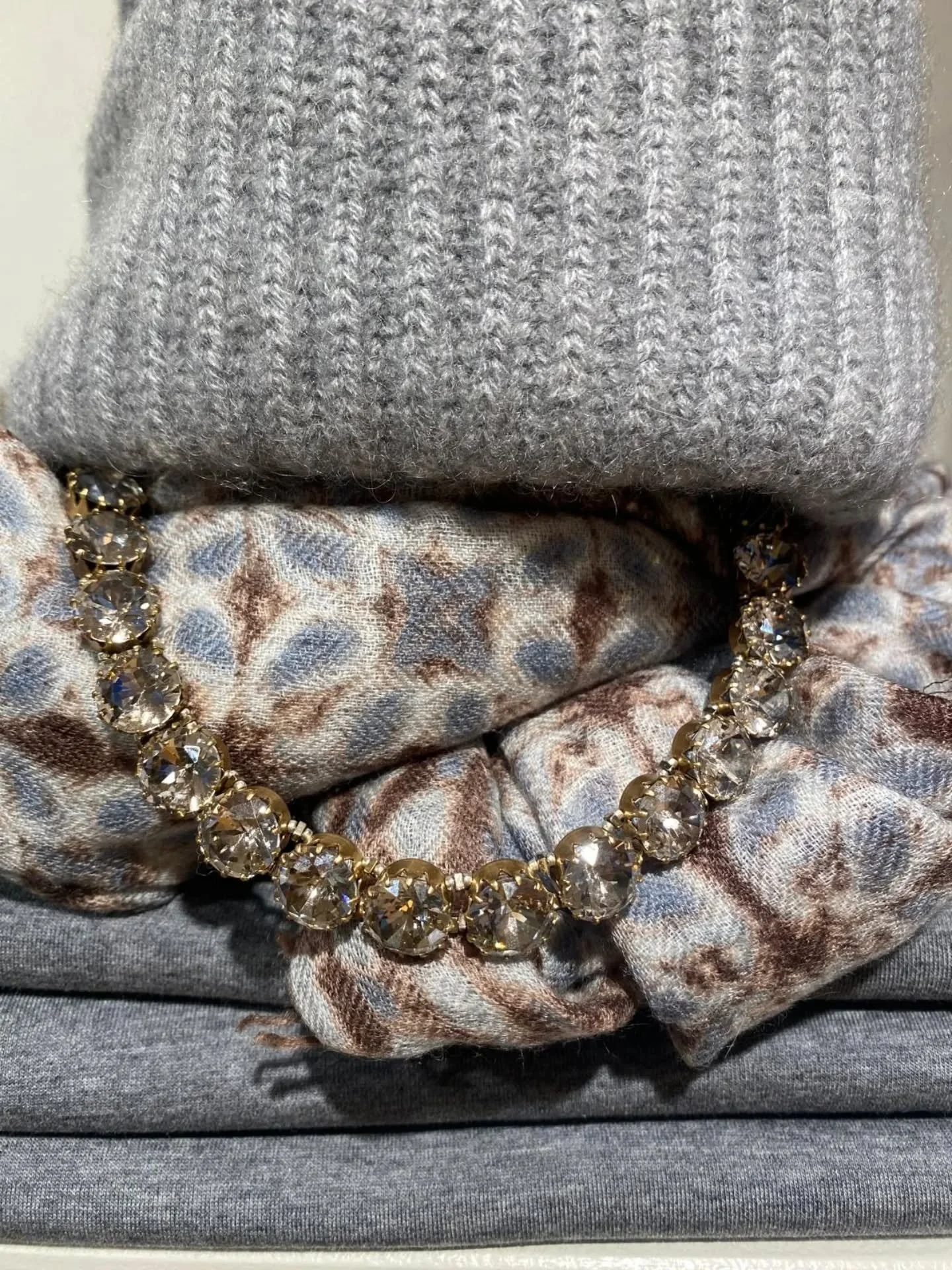 Soft greys and blues with a hint of sparkle 🩶💙

#nuevabrussels #everydaystyle #luxuryfabrics #brusselsboutique #cashmere #casualchic #fallwinter #fallcolors #woolsweater #beanieseason #easytostyle
