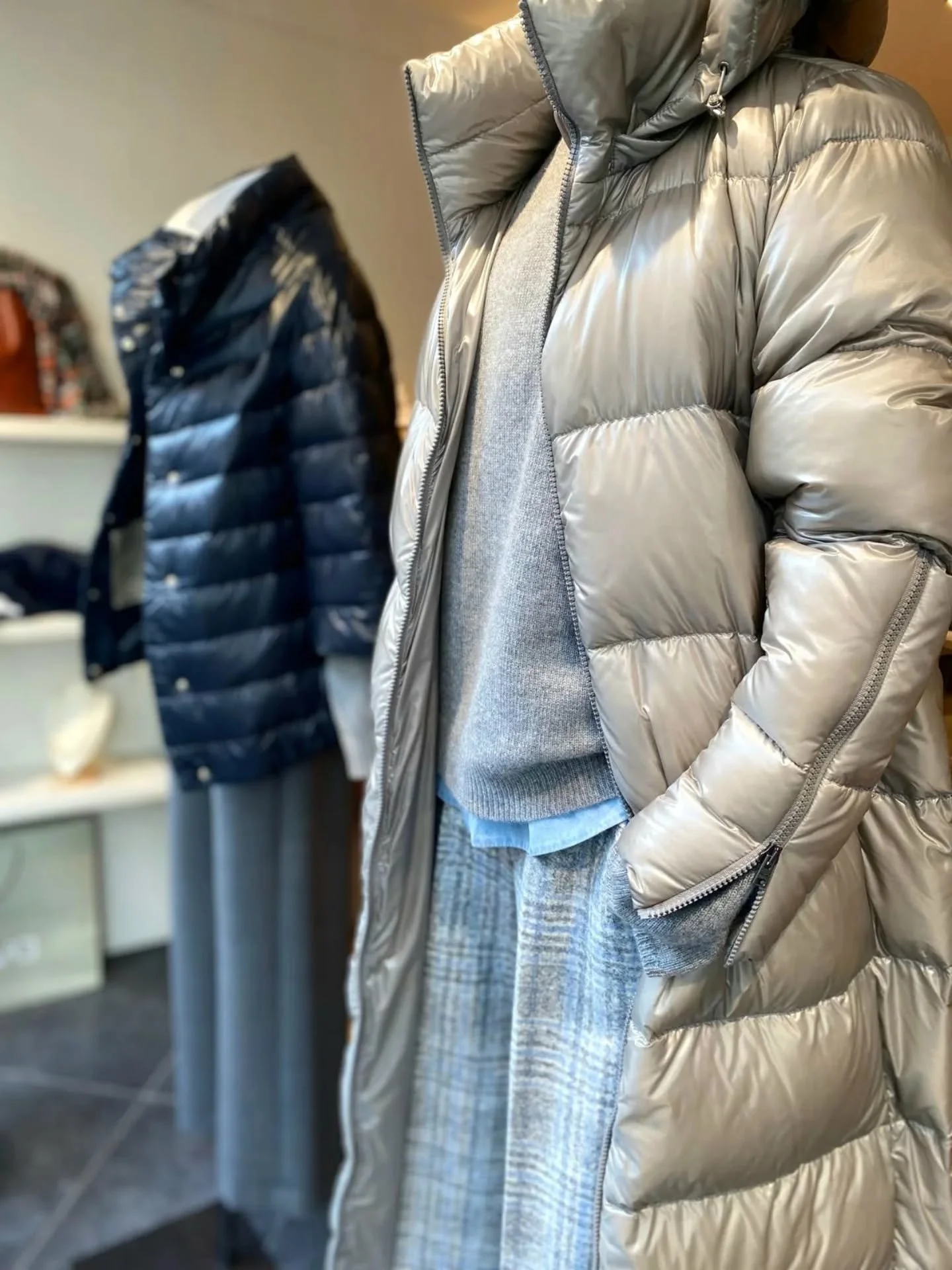 Sneak peak through our window today: doudoune season has started 🐧

#downjacket #doudoune #winteressentials #everydaystyle #casualchic #ootd #effortlesschic #brusselsboutique #cashmereknit #madeinitaly #elegantfashion #coldweather