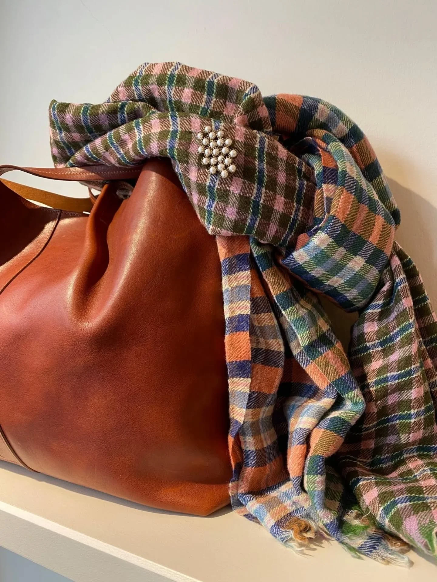 It&rsquo;s all in the details 🍁

#detailsmatter #elegantaccessories #scarfseason #handmadebag #eleganceredefined #elevateyourstyle #casualchic #everydaystyle #ootd #madeineurope #brusselsshopping