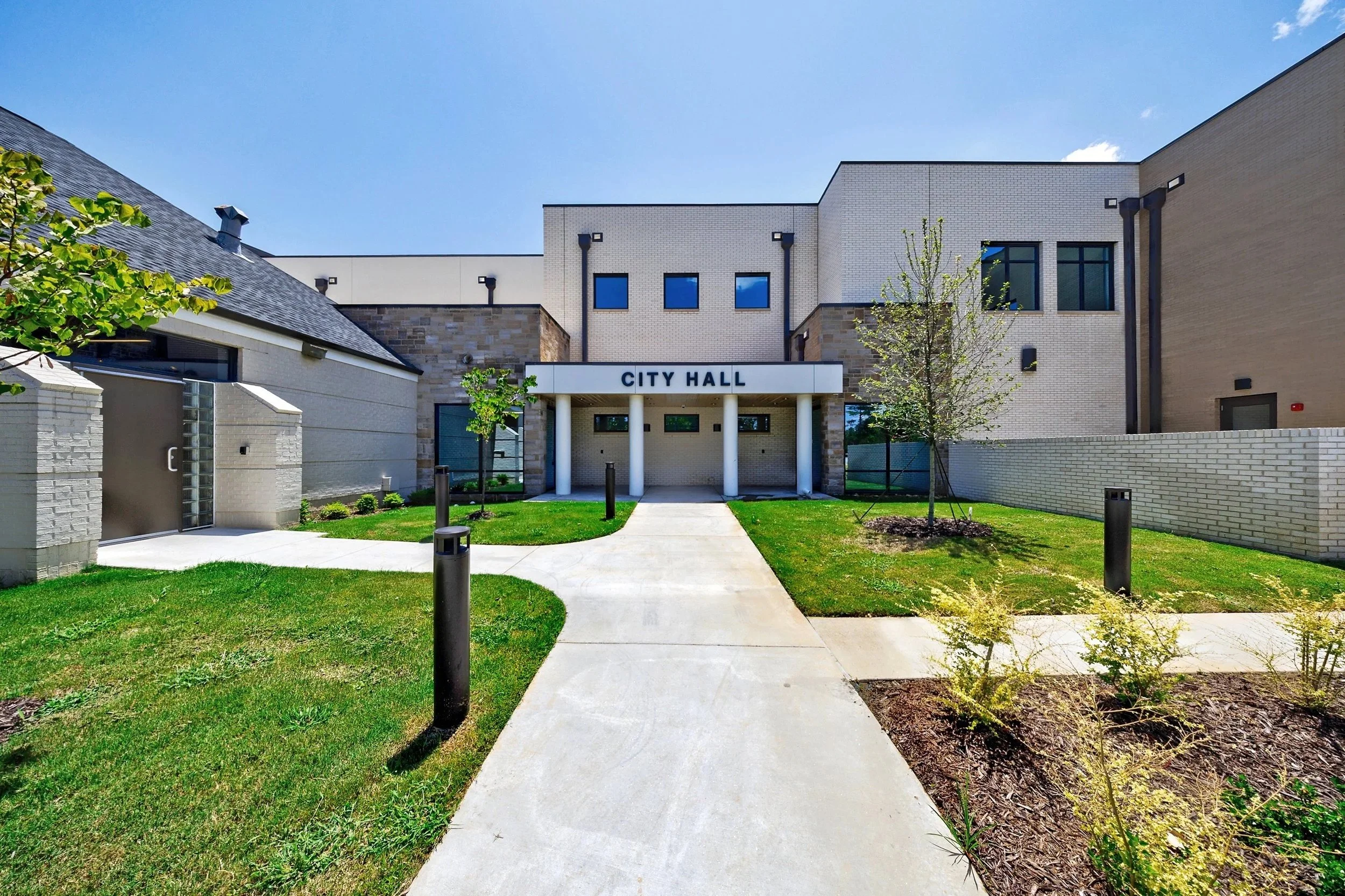 urbanfoundry-macallanconstruction-powdersprings-municipal-court-courtyard.jpeg