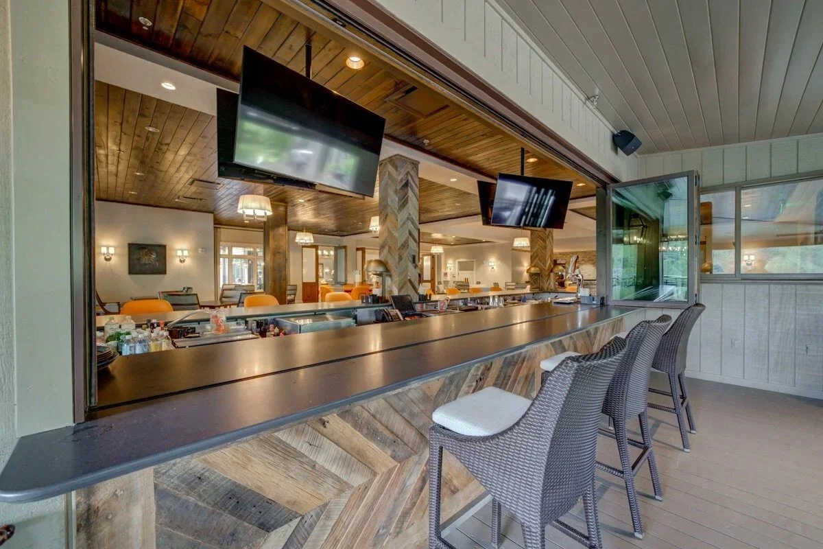 urbanfoundry-macallancosntruction-highlands-northcarolina-countryclub-outdoor-bar.jpeg