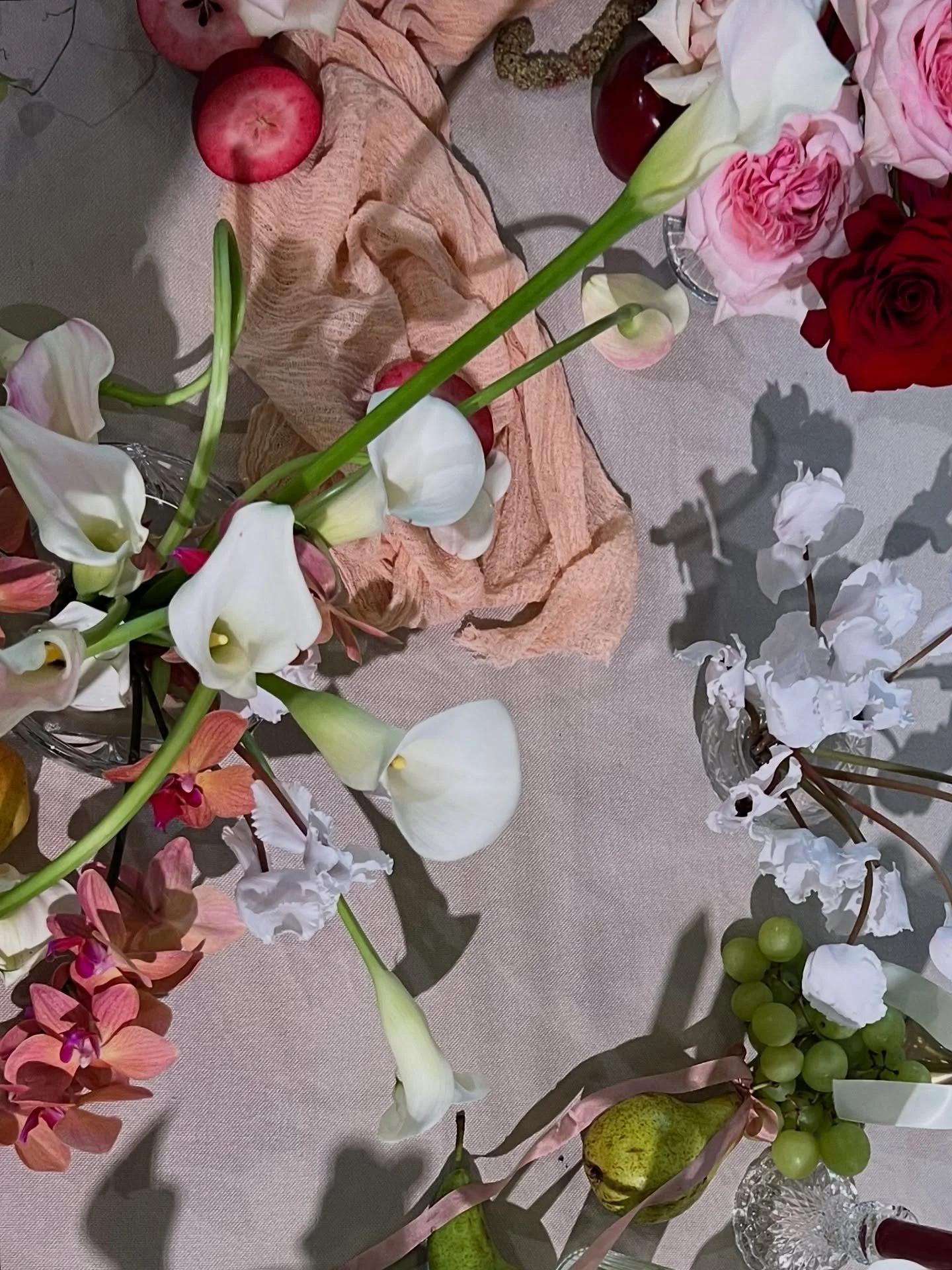 🍎🍐

@alovethingwedding @nacweddings 

.
#flowers #weddingflowers #tableflowers #fruitandflowers #floral #norfolkflorist #norfolkwedding #flowersofinstagram