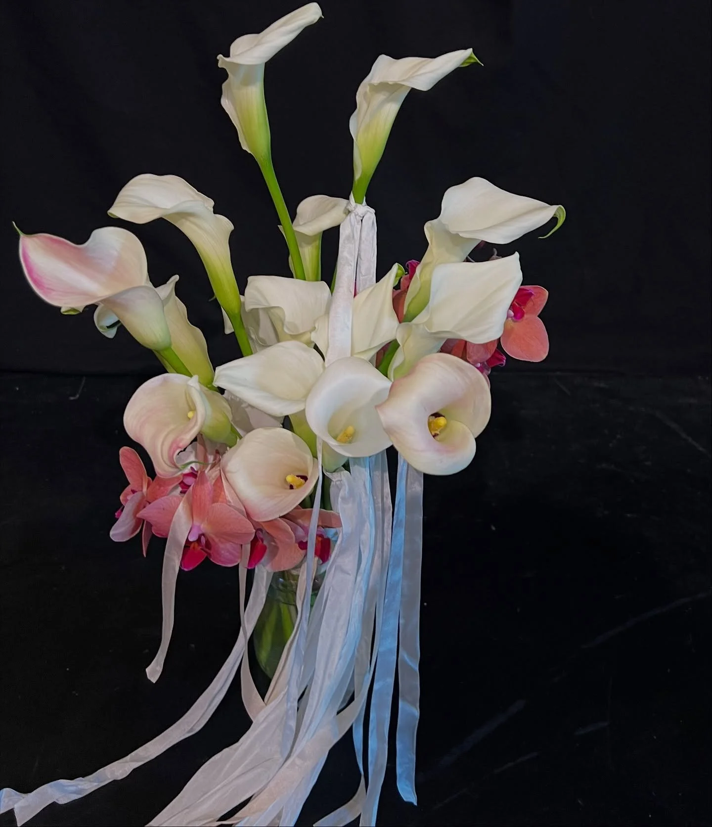 💅

.
#bridal #flowers #weddingflowers #bridalbouquet #calla #winterwedding #floral #florist #flowersoninstagram