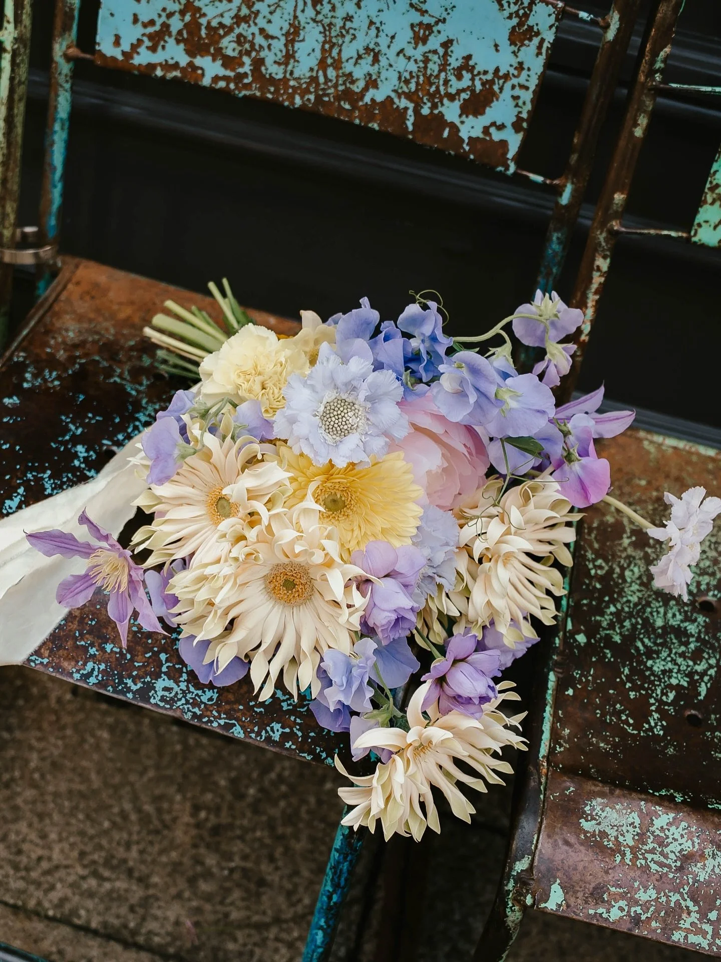 Looking back at last summer ~ impatiently waiting for brighter days &amp; sweet peas 🫛 

Concept: @alovethingwedding @ilikepensstudio
Location and venue: @norwichlanes @nacweddings
Models: @_livvid_
Photography: @jessicarenphotography_uk
Stationery: