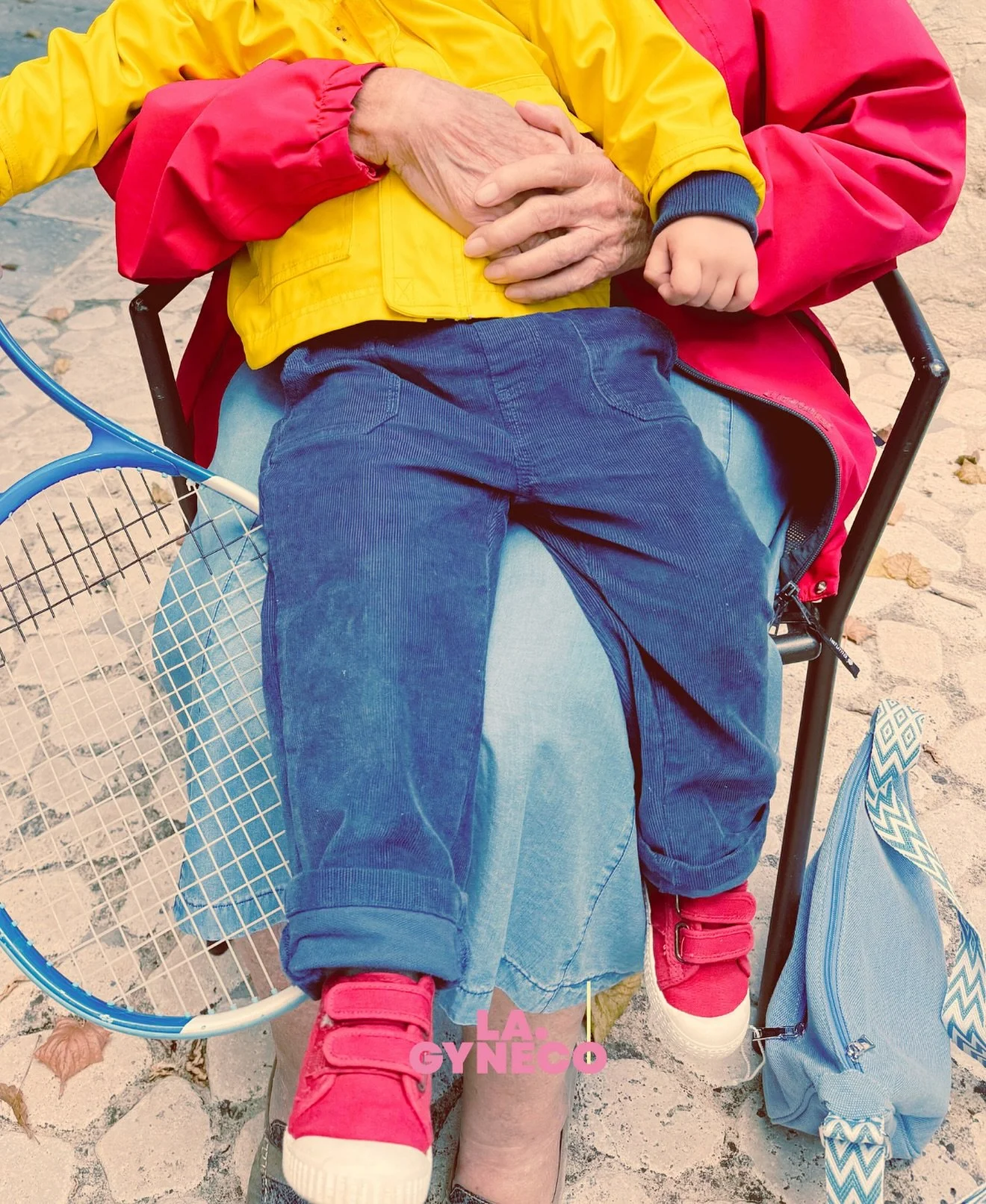 Mercredi.
Aujourd&rsquo;hui, j&rsquo;ai d&eacute;jeun&eacute; avec ma grand-m&egrave;re chez ma m&egrave;re; l&rsquo;arri&egrave;re-grand-m&egrave;re de mes fils.
Elle est arriv&eacute;e aux bras de mon Grand P&egrave;re; les bras charg&eacute;s de n