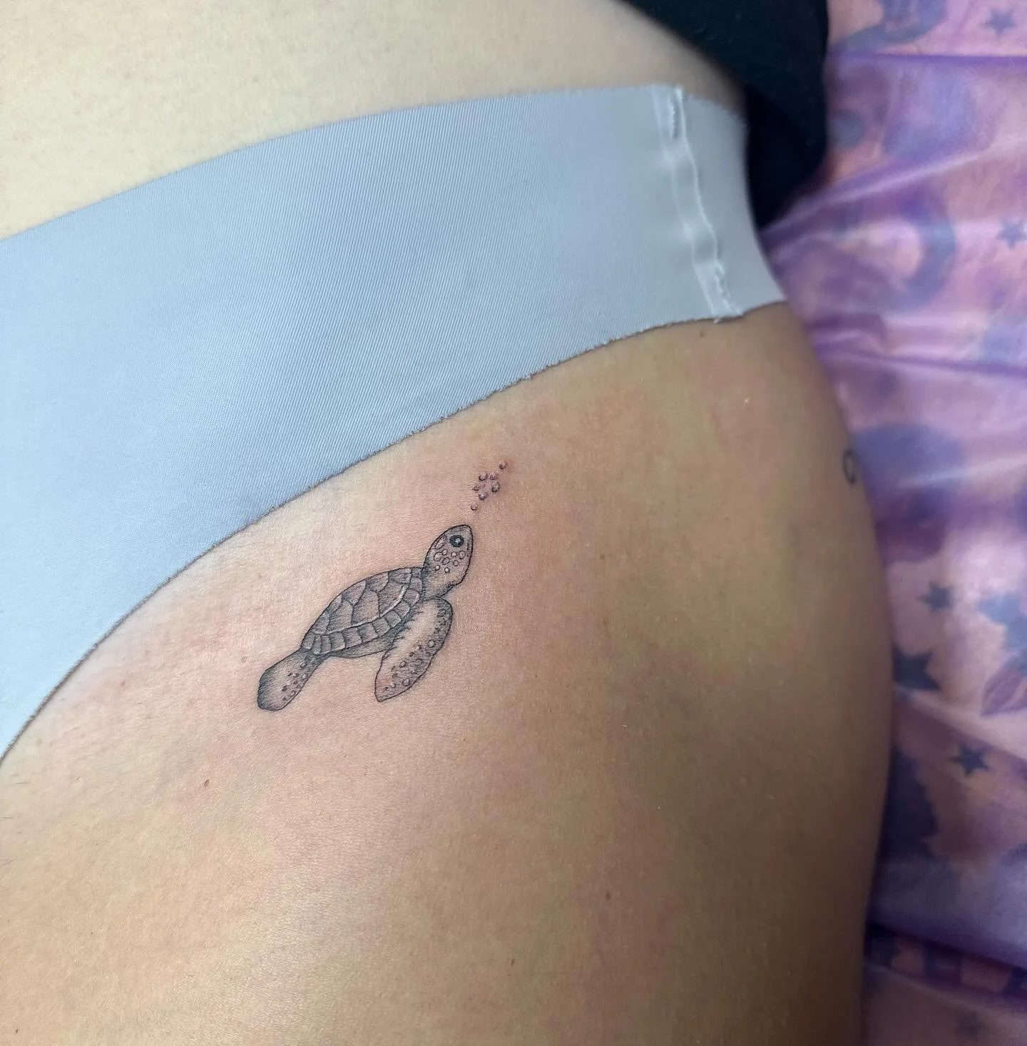 The cutest little turtle 🐢 #turtle #turtletattoo #turtleclub #seaturtle #seaturtletattoo #blackandgraytattoo #oceantattoo #delicatetattoo #smalltattoo #girlytattoo #prettytattoo #femaletattooartist