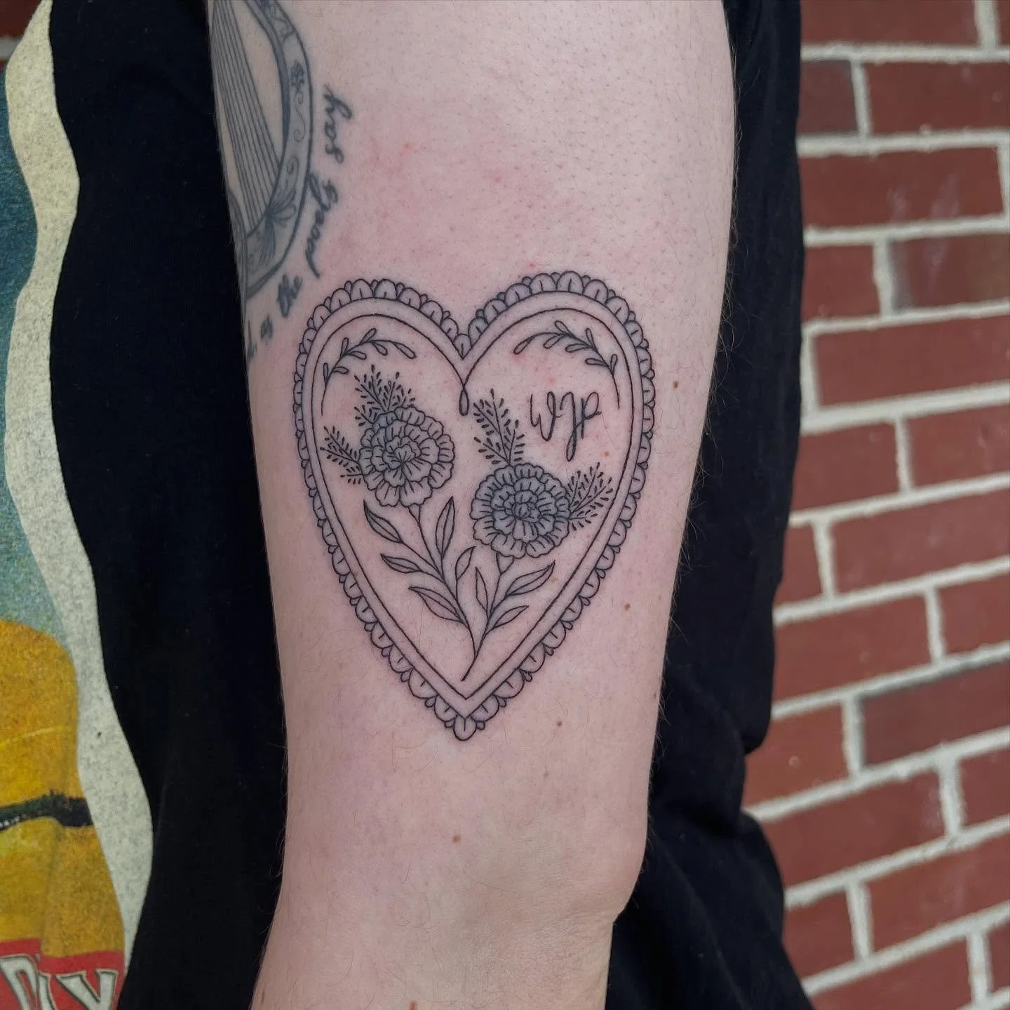 Obsesssssed with this piece 😍 #hearttattoo #daughtertattoo #vibtagetattoo #femininetattoo #lacetattoo #lineworktattoo #finelinetattoo #detailedtattoo #linework #crispylines #femaletattooartist