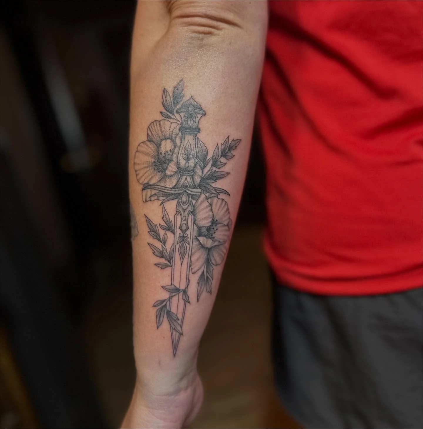 🗡️🌿 #dagger #daggertattoo #floraldaggertattoo #blackandgraytattoo #lineworktattoo #femaletattooartist #womanownedbusiness
