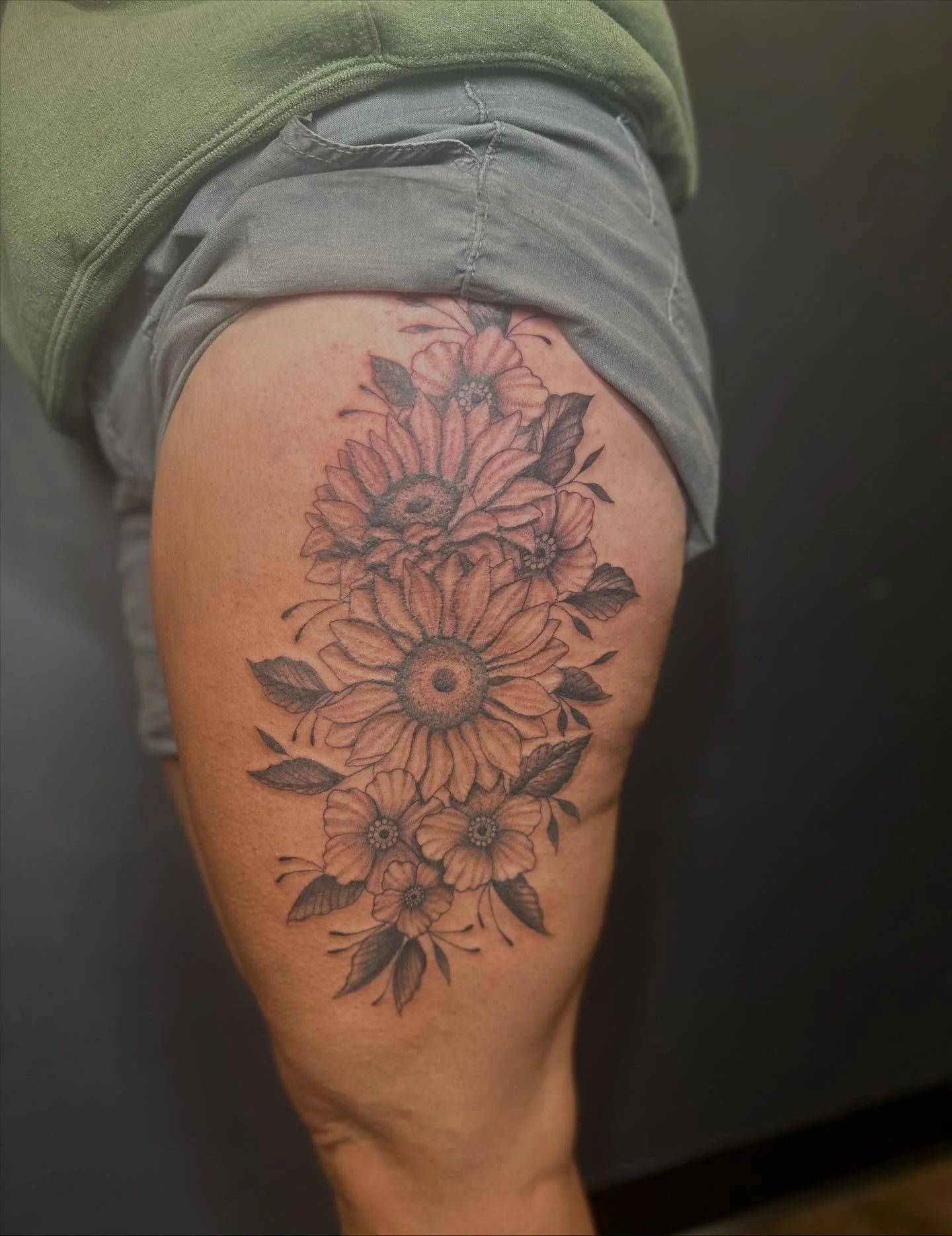 In looove with these florals 😍🌻#floral #floraltattoo #floraltattoodesign #flowertattoos #sunflowertattoo #floraltattooartist #blackandgraytattoo #thightattoo #femininetattoo #prettytattoo #femaletattooartist #womanownedbusiness #femaleartist