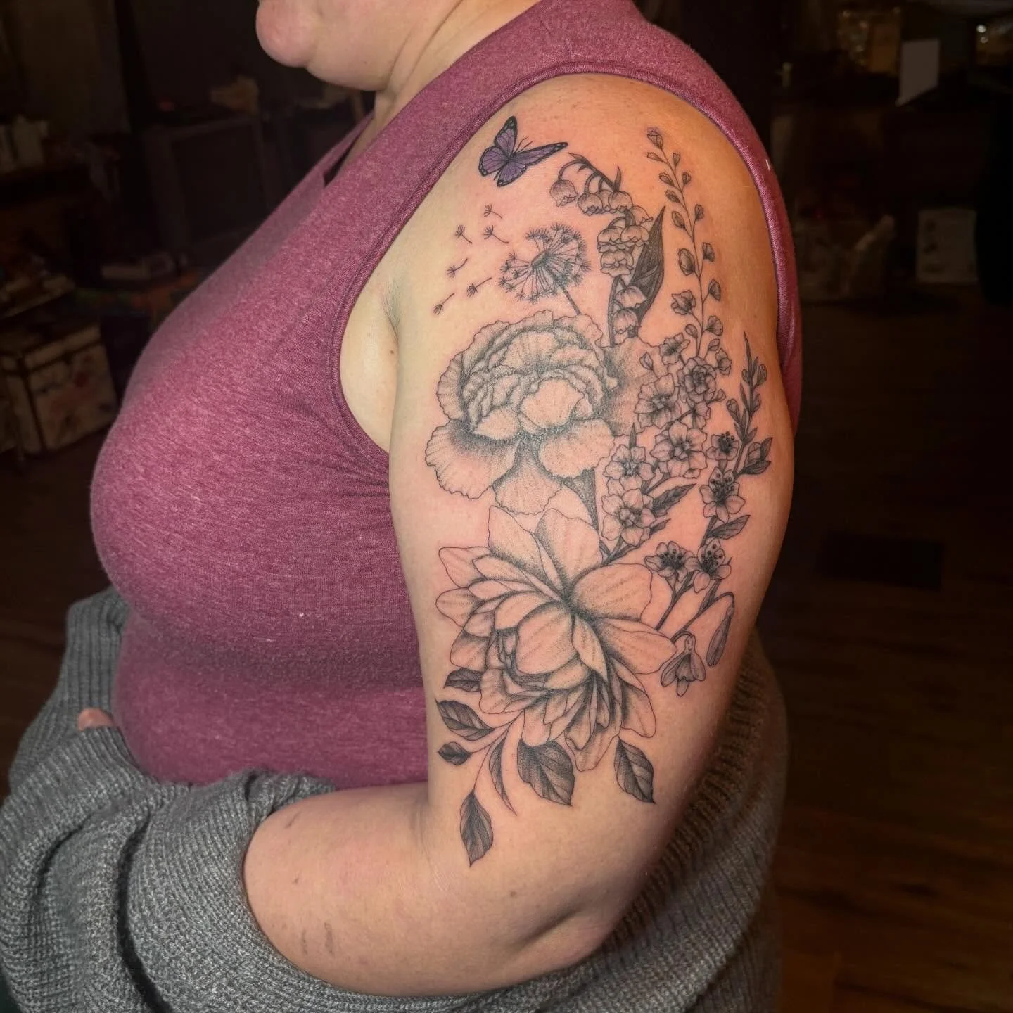 Black and gray birth flowers are always a favorite 💕 #flowertattoo #floraltattoo #blackandgraytattoo #finelinetattoo #femininetattoo #birthflower #birthflowertattoo #femaletattooartist