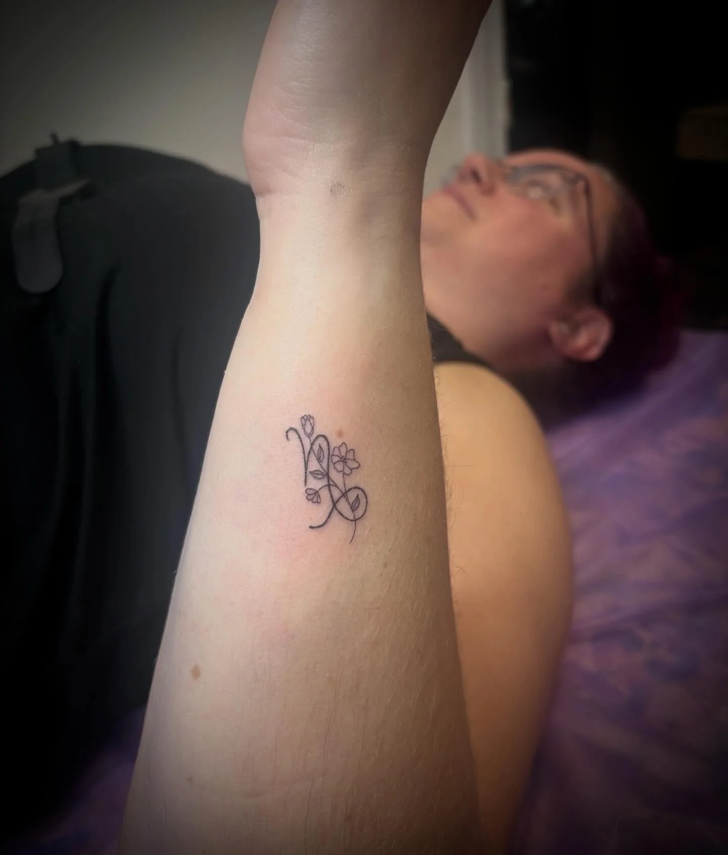 Cute little Capricorn vibes ♑️ #capricorn #capricorntattoo #zodiactattoo #whatsyoursign #finelinetattoo #finelinetattooartist #femaletattooartist #crispylines