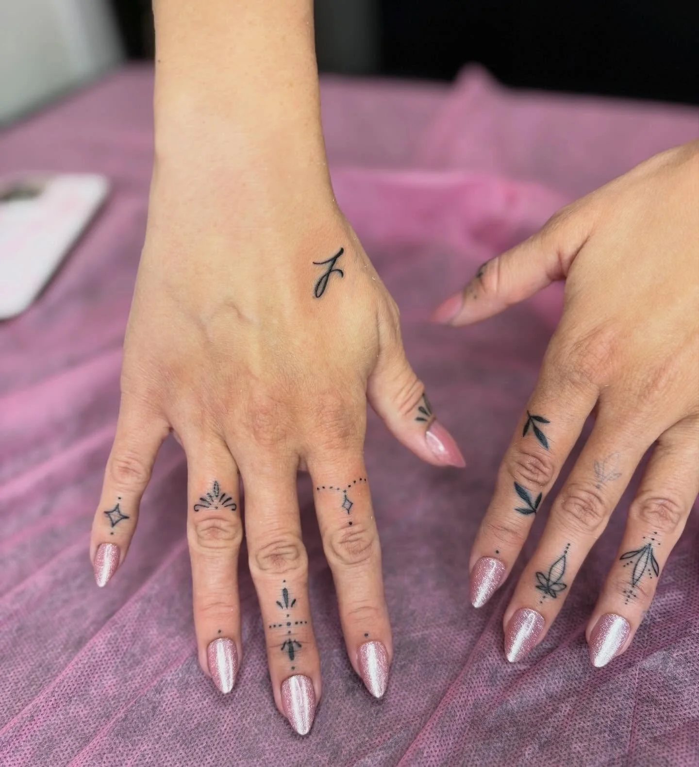 😍😍😍😍 #fingertattoos #ornamentaltattoos #girlytattoos #femaletattooartist #lineworktattoo