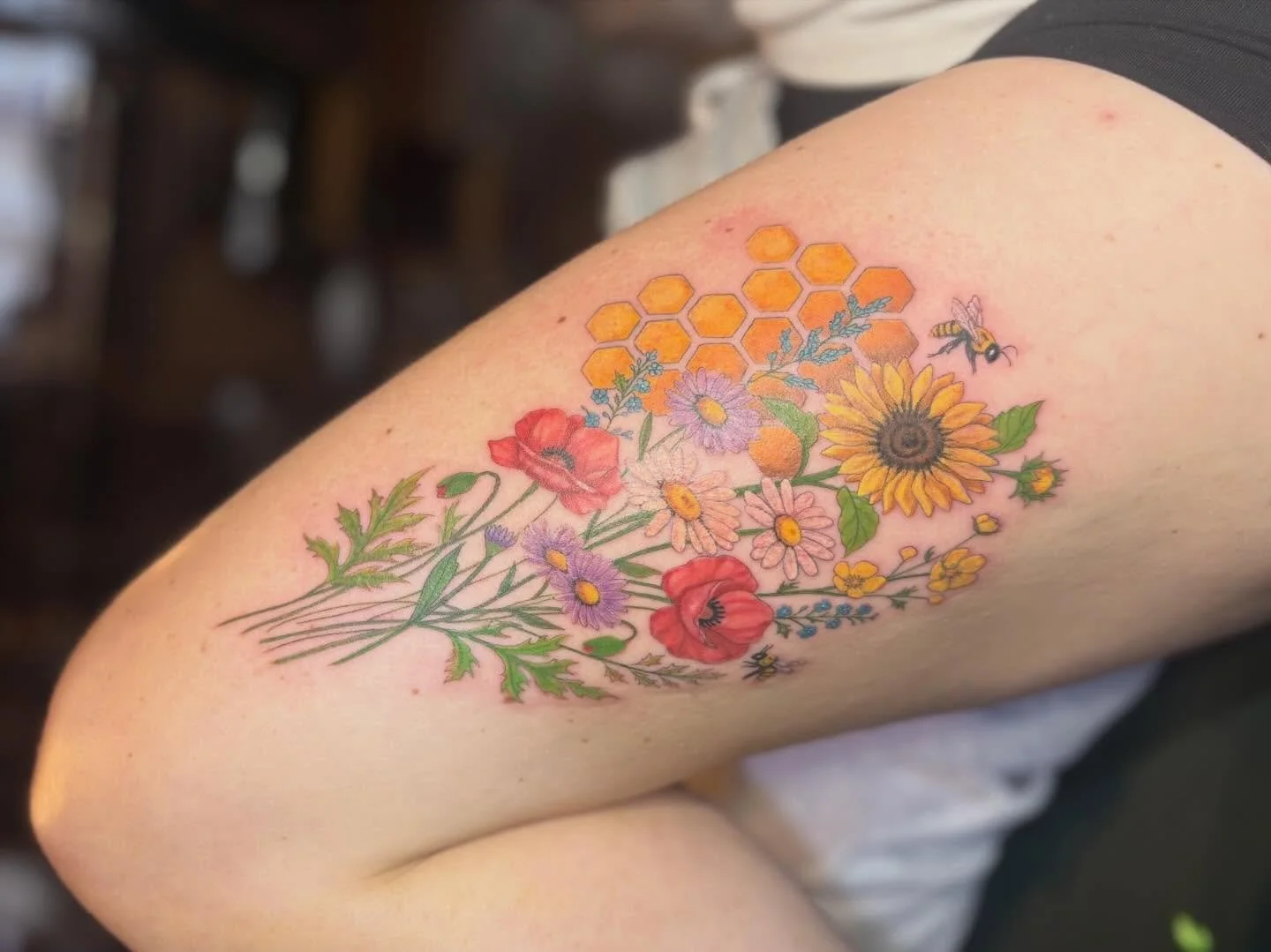 Can&rsquo;t wait to put the finishing touches on this thigh piece we started the other day 😍🪻🌻🐝 #floraltattoo #flowertattoo #tattoo #colortattoo #femaletattooartist