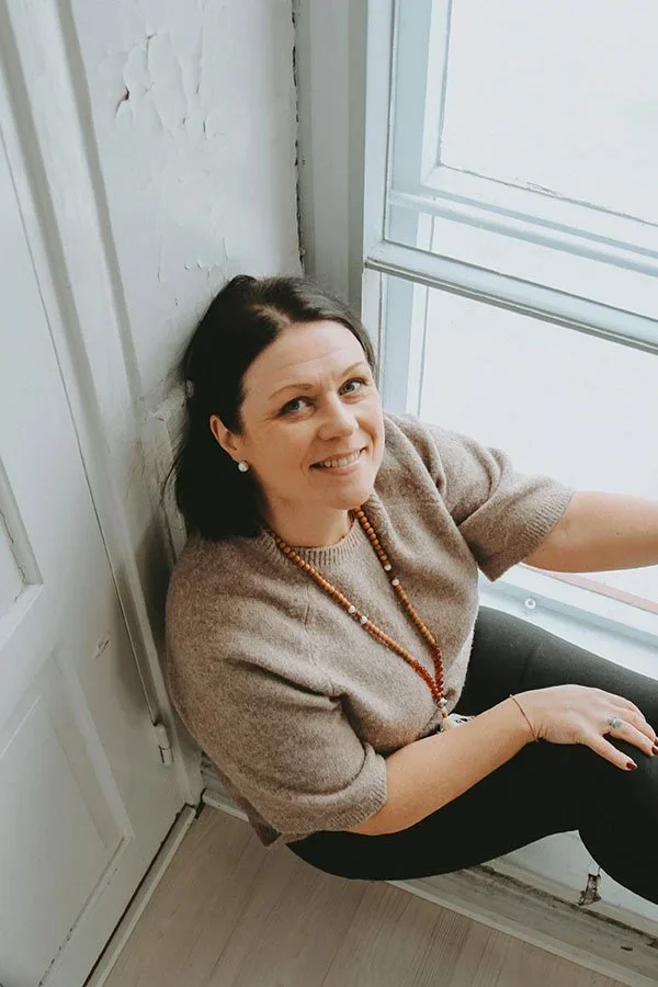 Terapeutti Elena Vuori tukee asiakasta elämän käännekohdassa