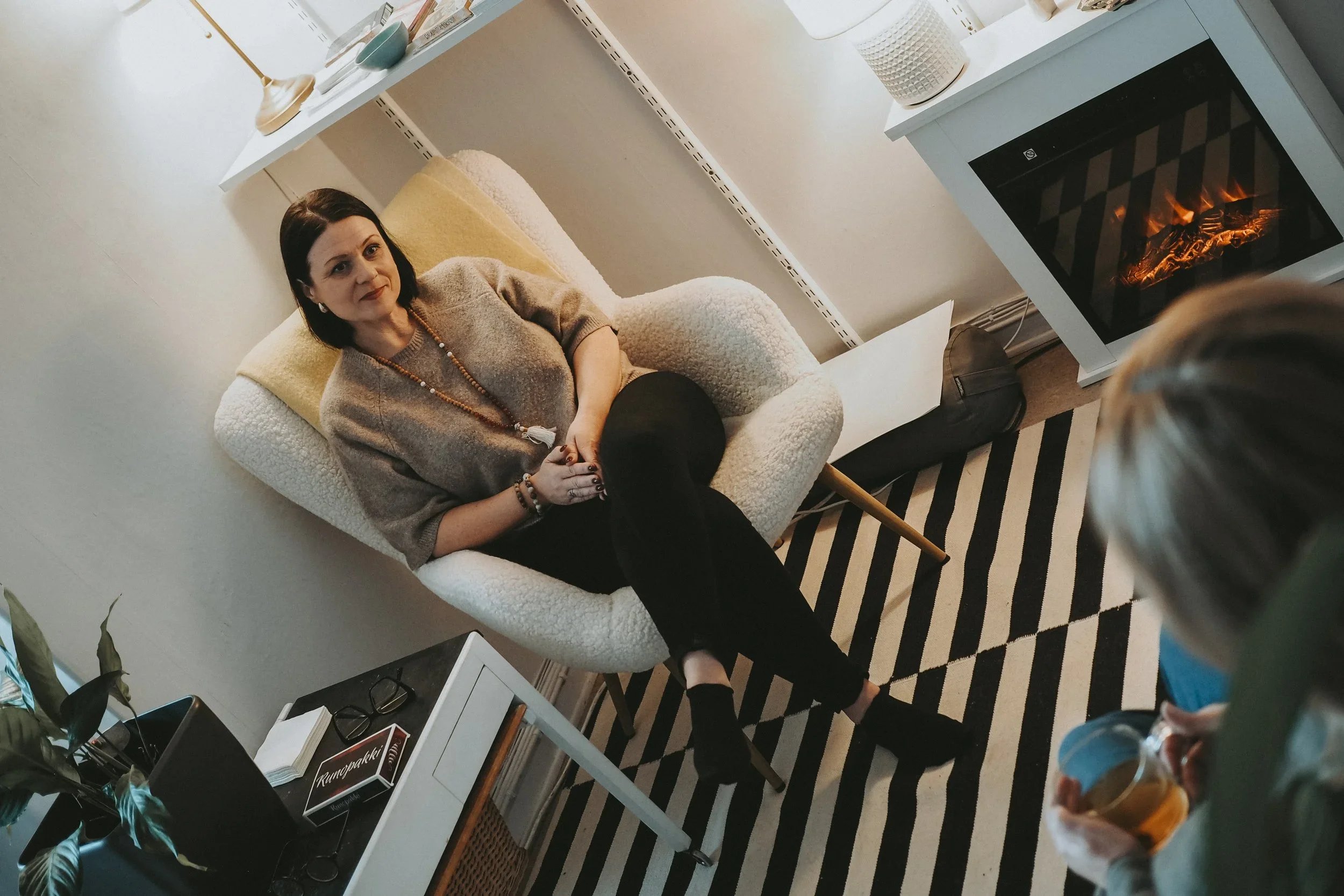 Elena Vuori työskentelee asiakkaan kanssa terapiassa