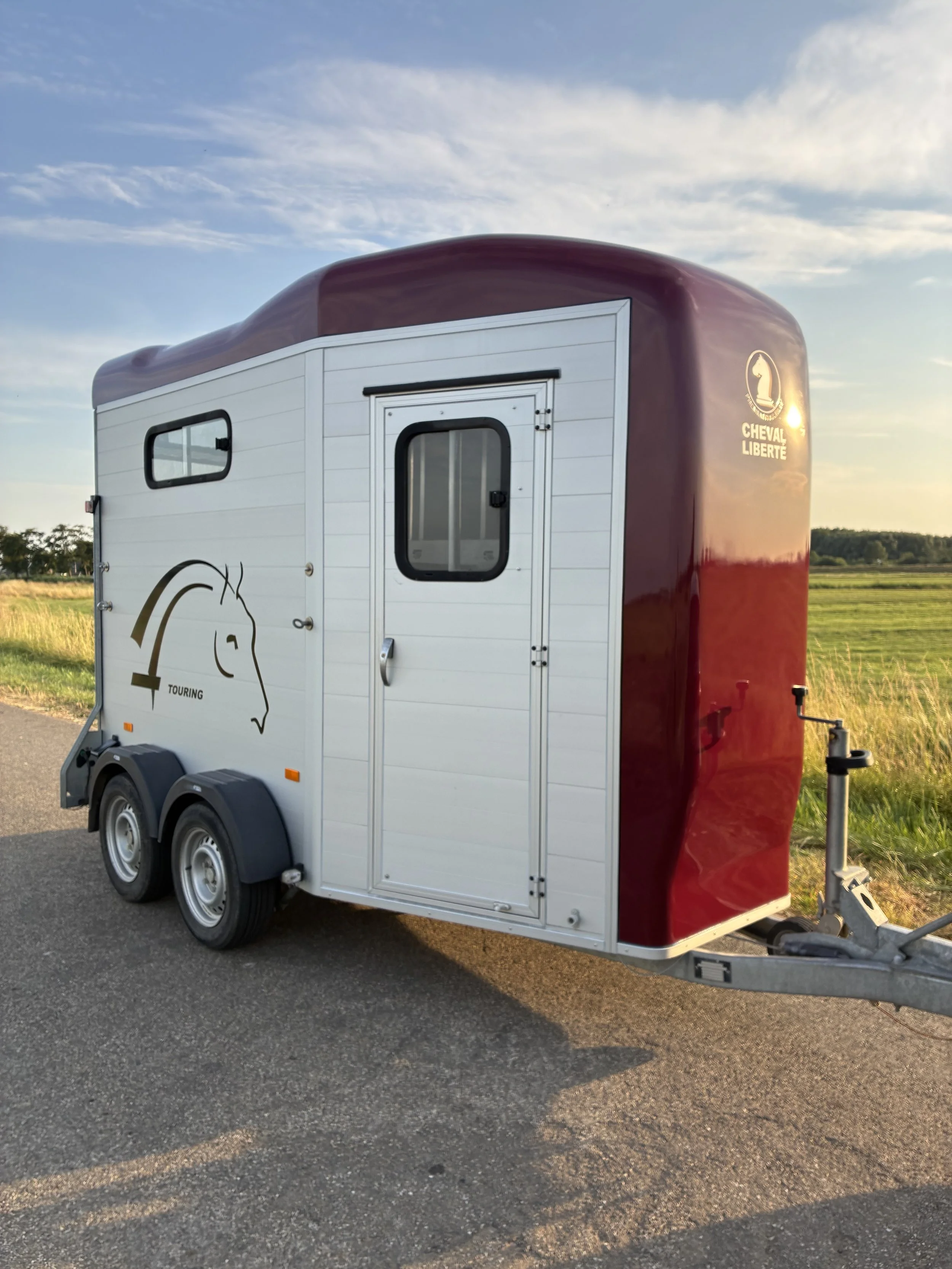 Volledig aluminium Cheval Liberte Touring met voorlosklep,  zadelkamer  en klep deur
