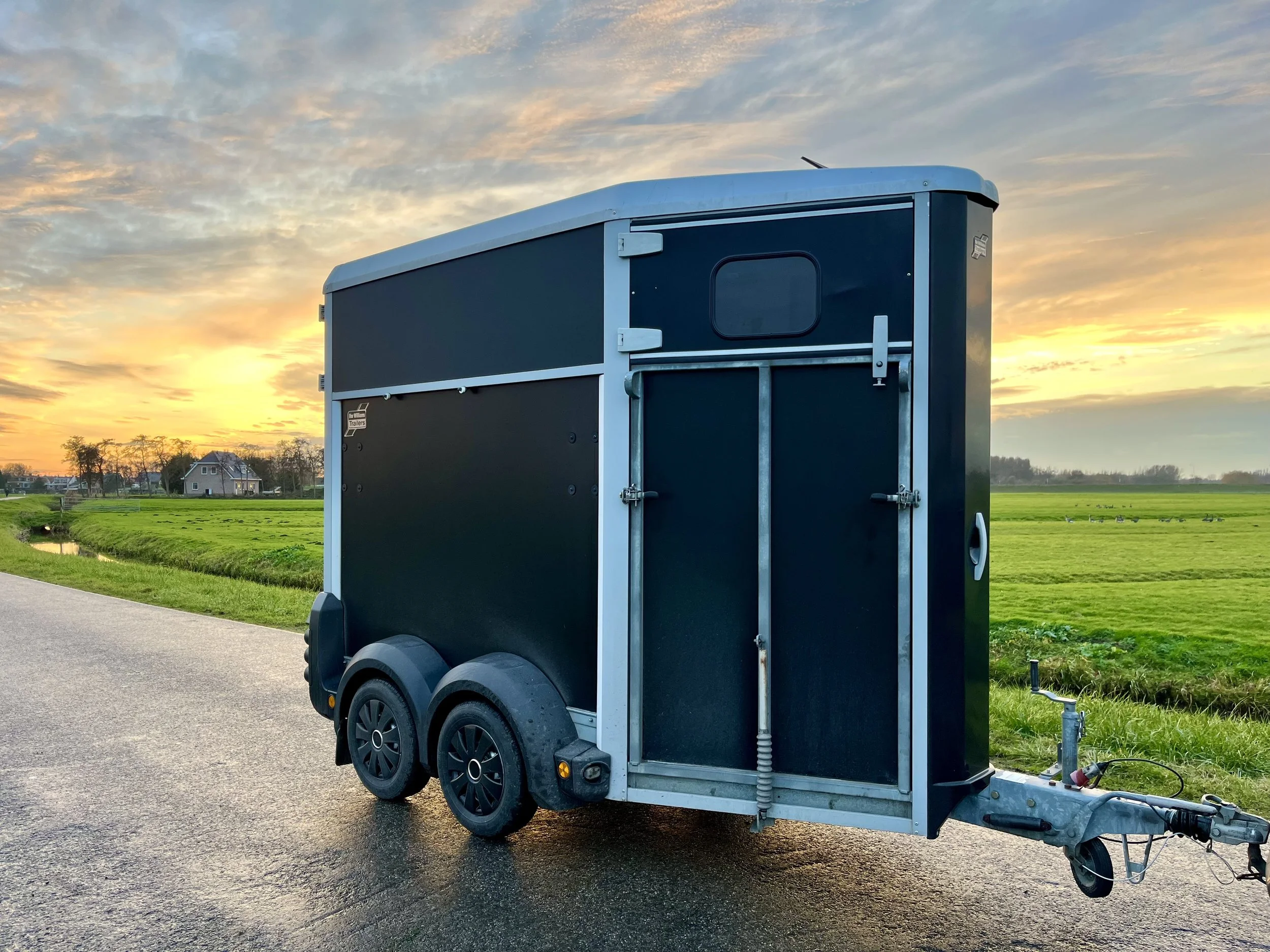 Ifor HB403 met voorlosklep en zadelkamer