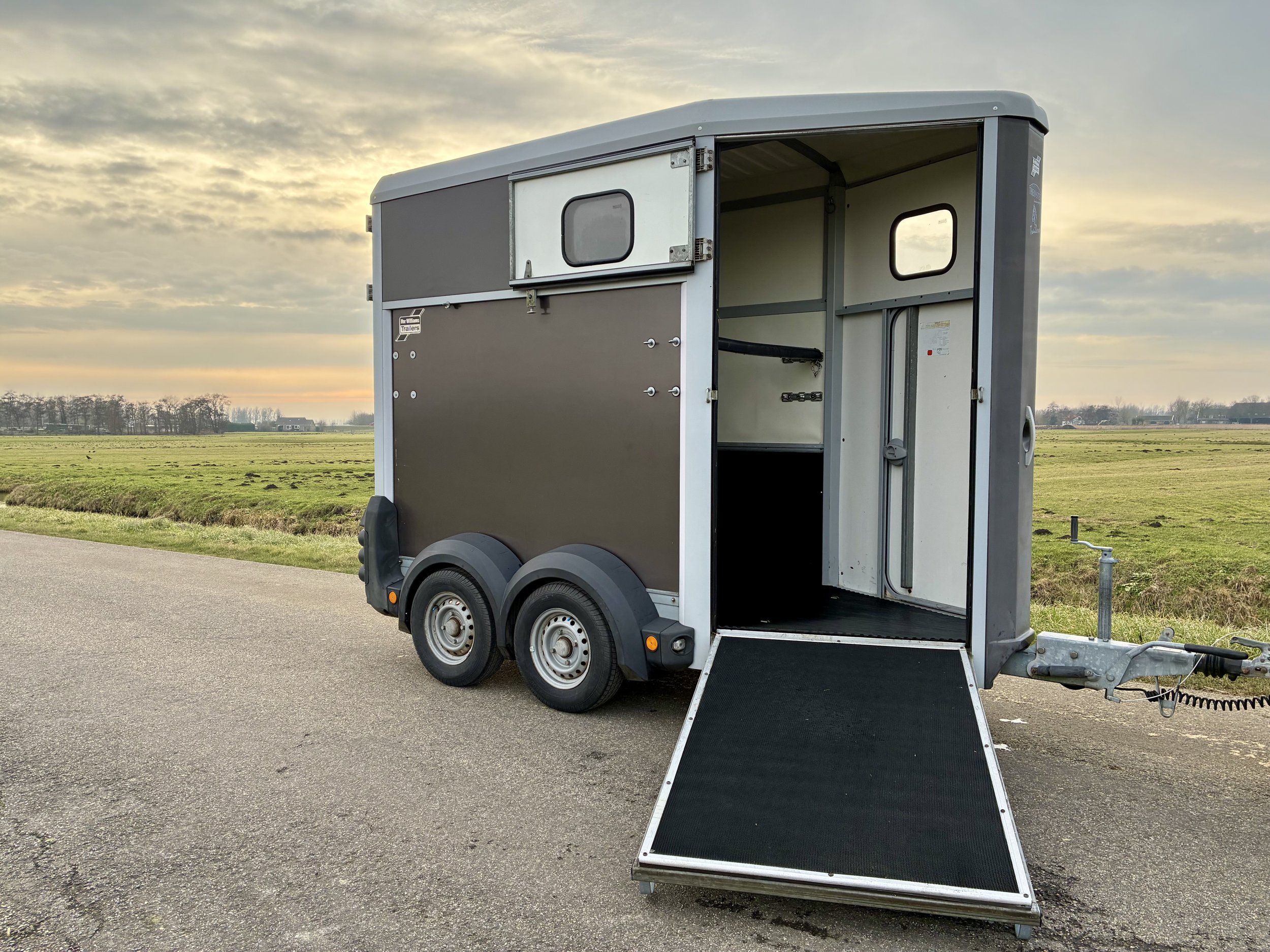 Ifor HB403 met voorlosklep