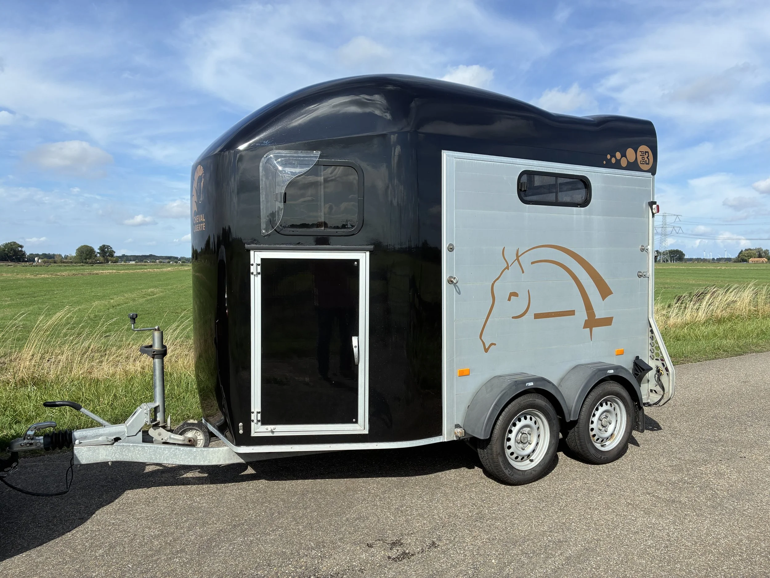 Volledig aluminium Cheval Liberte Gold 3 met zadelkamer en klep deur