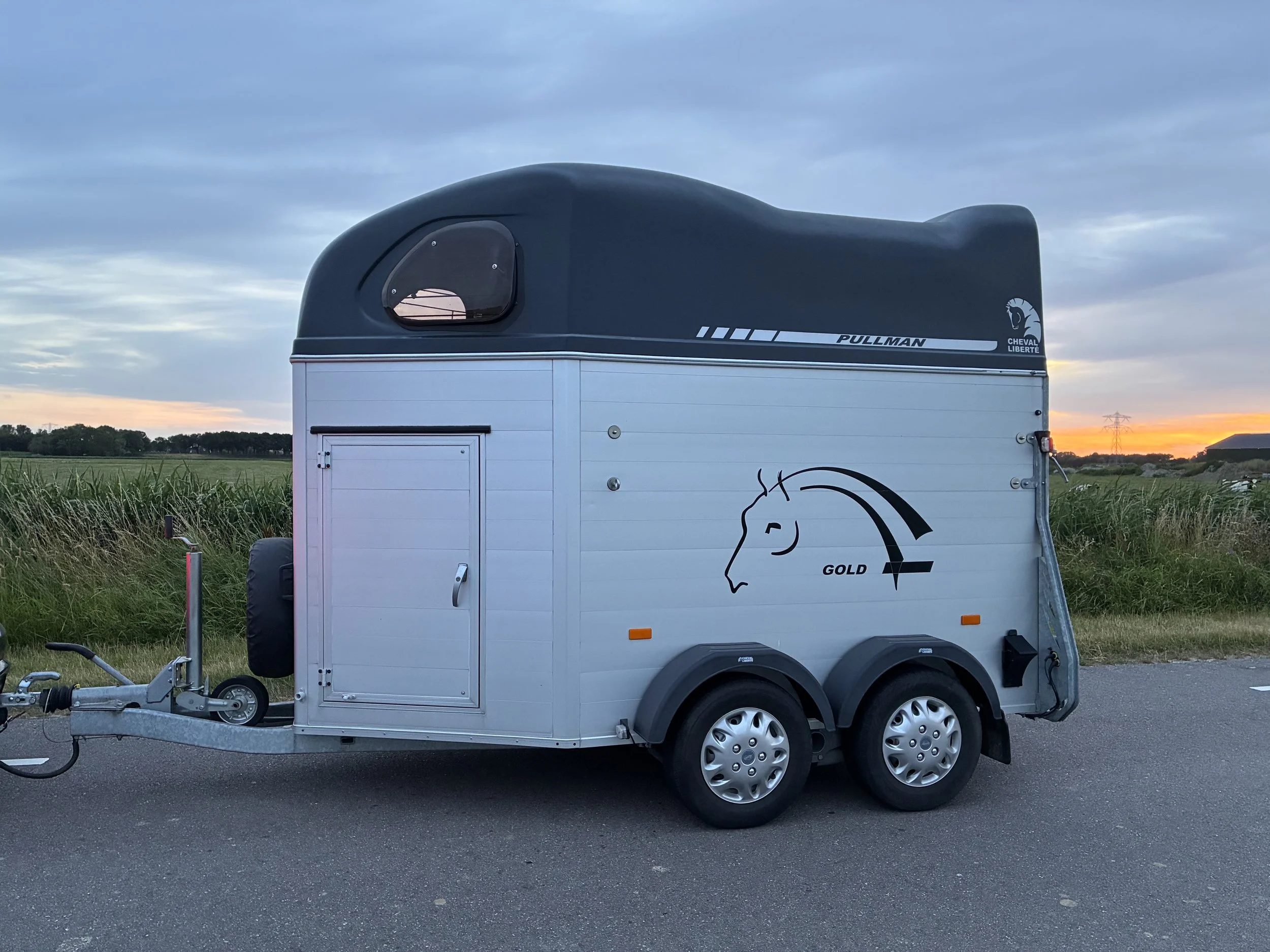 Volledig aluminium Cheval Liberte met zadelkamer en klep deur
