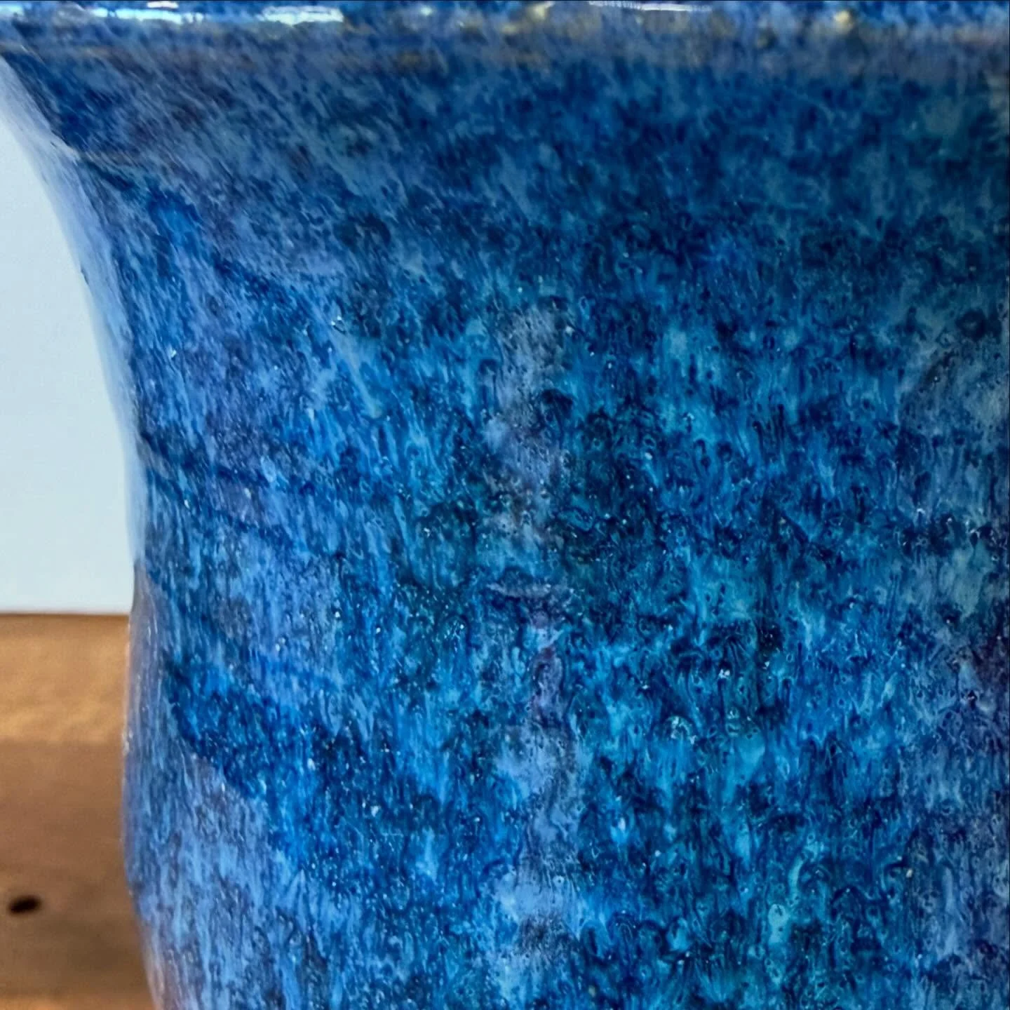 Het gedraaide kopje van Marian 💙
Sommige stukken trekken je naar zich toe&hellip;

Dit is aardewerkglazuur. Levendig. Gelaagd. Vol diepte.
 
Je hoeft niet te kiezen
tussen aardewerk en steengoed want bij CONE6 hebben we allebei. Je komt het gewoon e