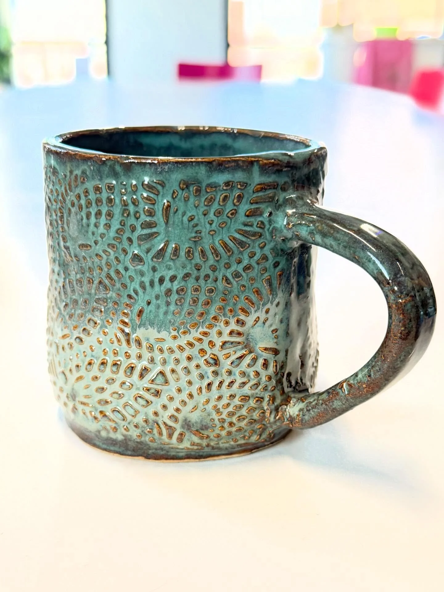 Jeanet maakte deze mok tijdens de beginnerscursus ✨
En precies dit moment&hellip; daar doe je het voor.

&ldquo;Ja, die kleur! Wat is hij mooi. Helemaal zoals ik wilde.&rdquo;

Van een bol klei naar iets dat je elke dag gebruikt &mdash; en waar je tr