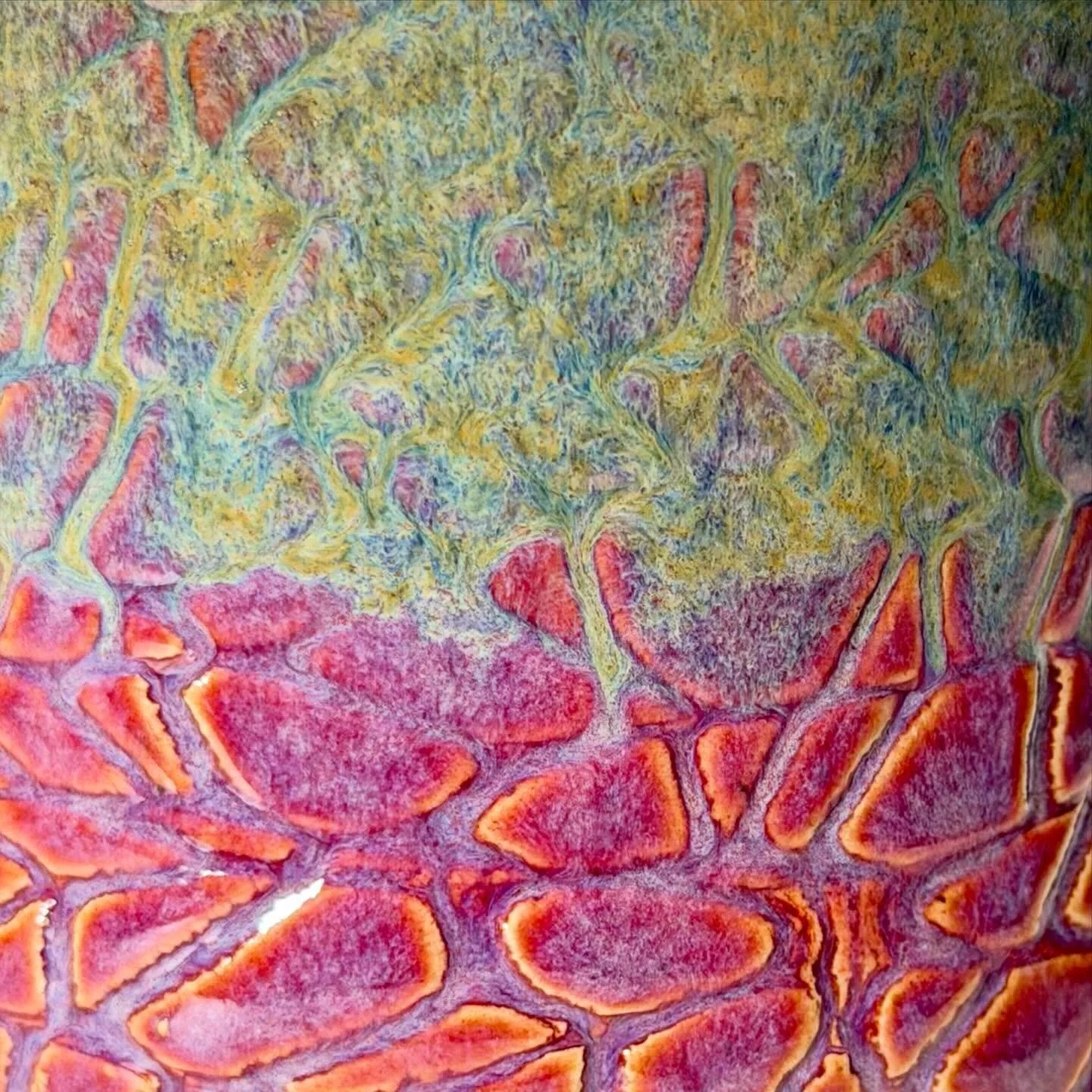 Een klein stukje kunst. Tijdens de beginnerscursus maakte Shirley deze mok, maar pas na het glazuren en de oven gebeurt dit. Kleuren die in elkaar vloeien, patronen die ineens zichtbaar worden.

Je hebt een idee&hellip; maar het eindresultaat verrast