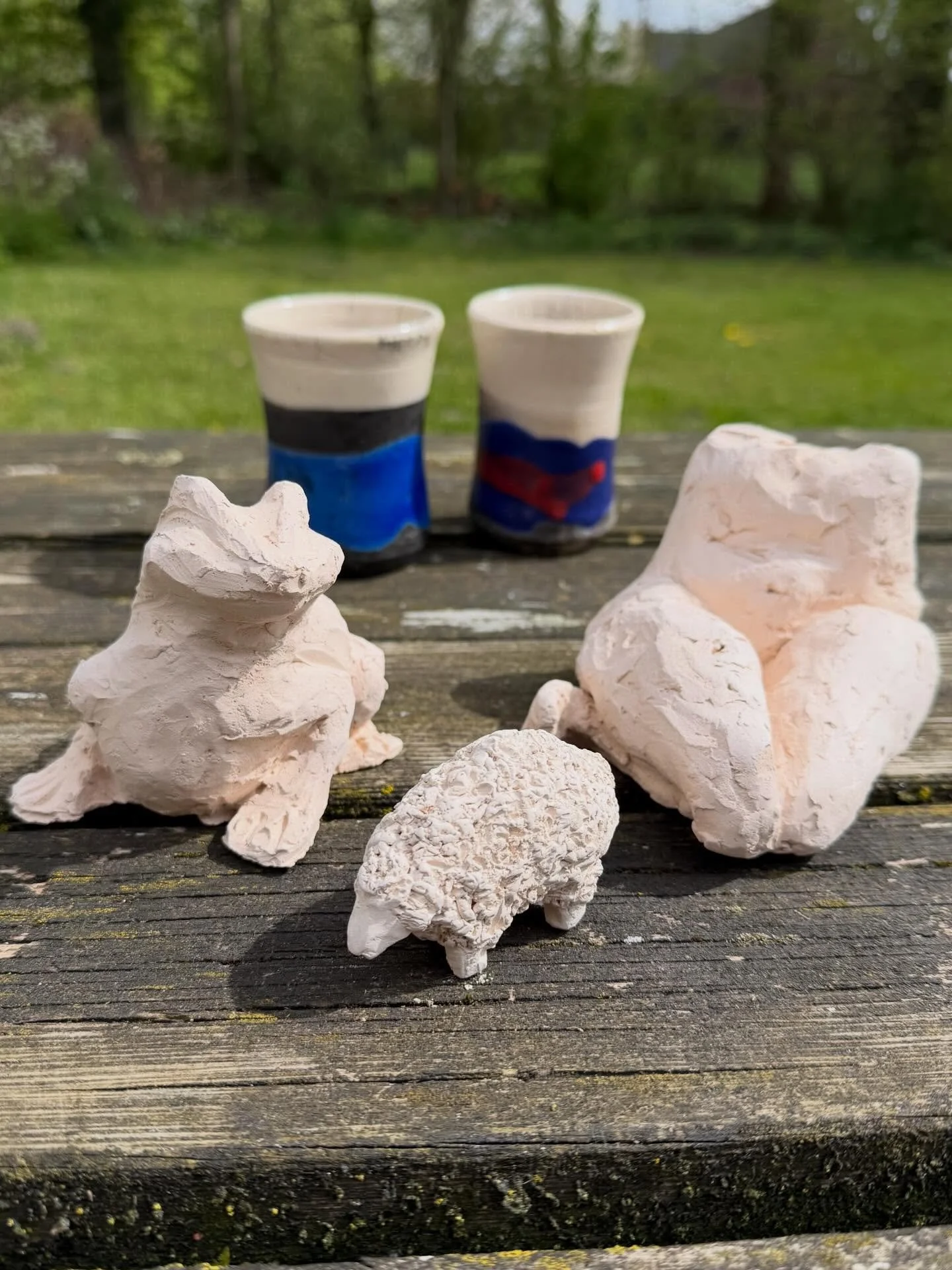 Impressies van de workshop van gisteren. Van klei naar vuur naar iets totaal onverwachts 🔥 Ik nam de werkstukken van Anne Marie, Cindy en Ans mee. 
Workshop raku oven bouwen en raku stoken bij @rakuvaria
Met eigen handen de oven gebouwd en het proce