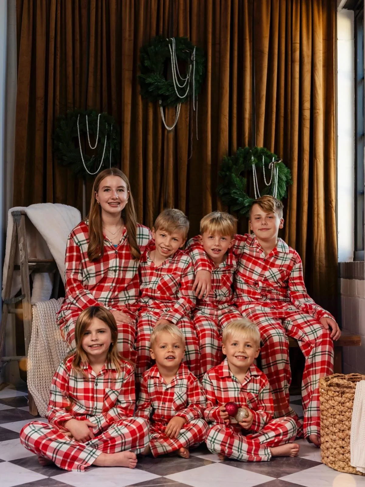 Thank you to everyone who came out to @posestudiosyr for Holiday Family Photos! Local friends - there is still time to take photos in their studio (weekday availability) - tag a friend who needs to cross &ldquo;family photos for holiday cards&rdquo; 