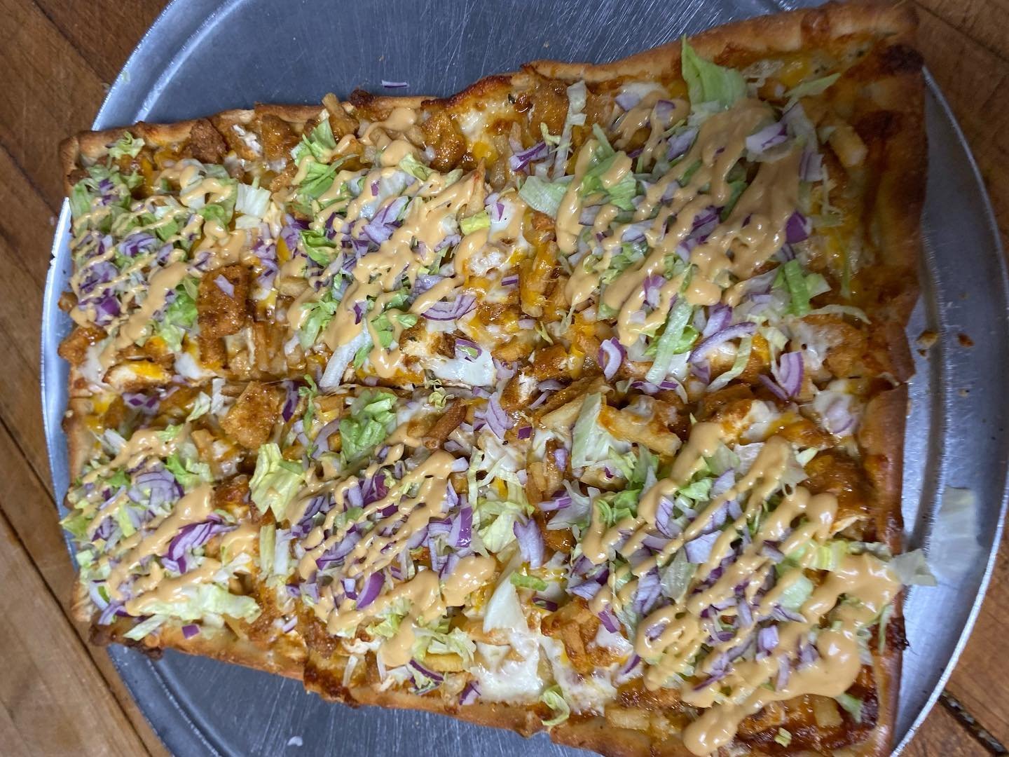 Let&rsquo;s get a round of applause for these specialty pizzas 😍🍕😍

🍗Chick-fil-a pie with cheese, marinated chicken, lettuce, onions topped with chick-fil-a sauce

🍓Nutella dessert pizza with Nutella, crushed Oreos, strawberries and whipped crea