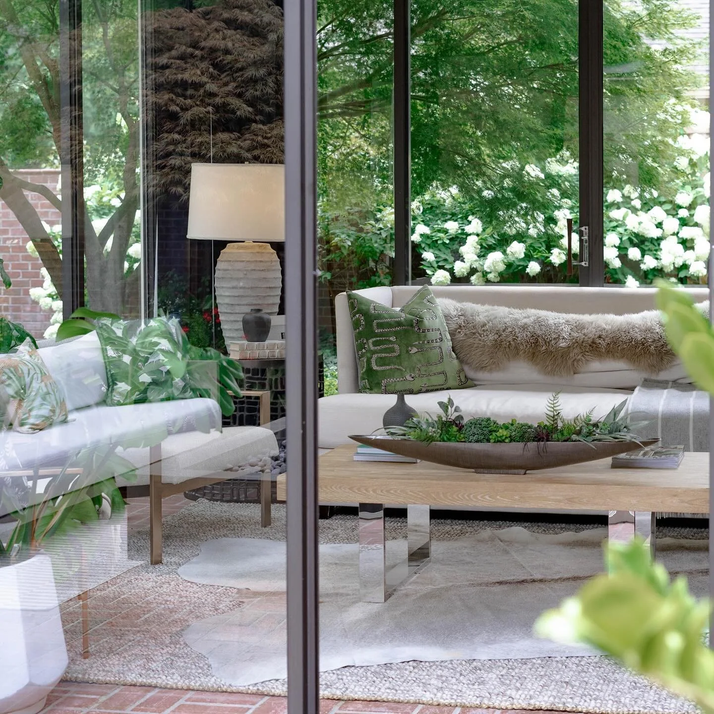 Feeling like Spring 🌱🤍🐍

Windows are open in this all seasons room we recently completed! How are you brightening up your space this season? 

Design: @opengatedesign_