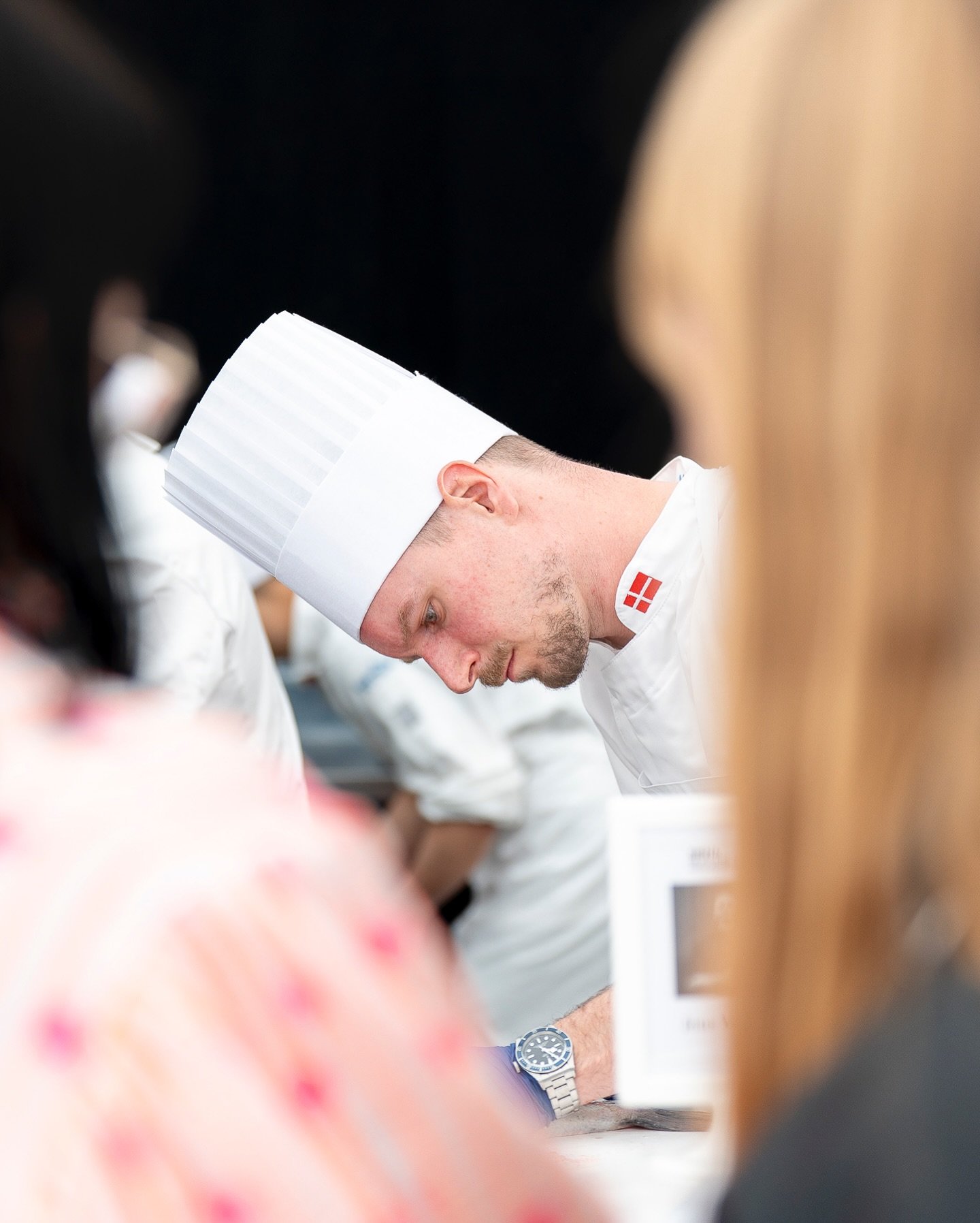 I k&oslash;kken 2 arbejdede @jensvincent fra @restaurantdomaene med pr&aelig;cision og kreativitet sammen med sin commis @rasmushaffgaard og coach @sovse_kongen_dk . En s&aelig;rlig hyldest skal lyde til @rasmushaffgaard fra @restaurant_mota der bril