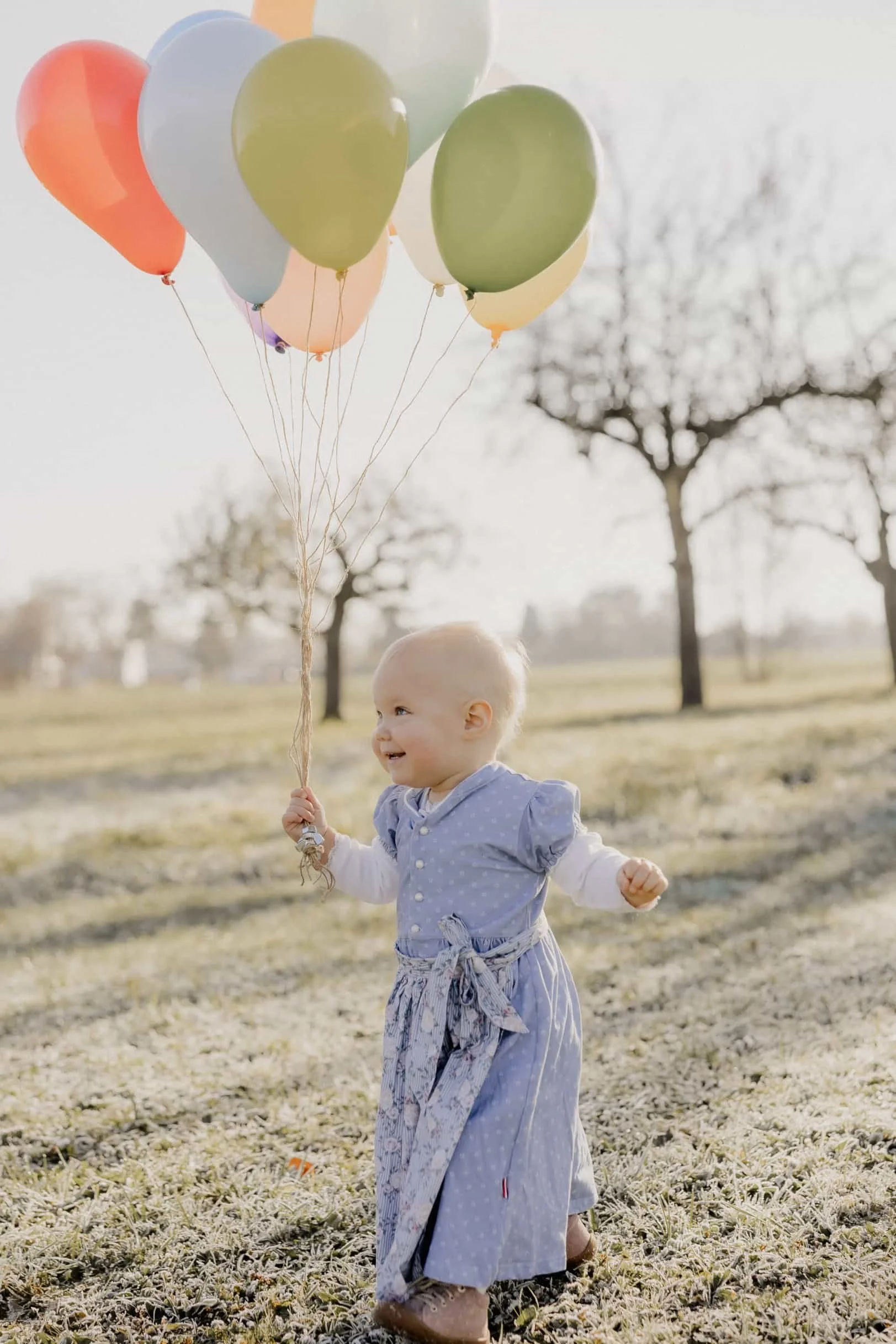 Alles Isi Kinderwillkommensfest Kind mit Luftballons