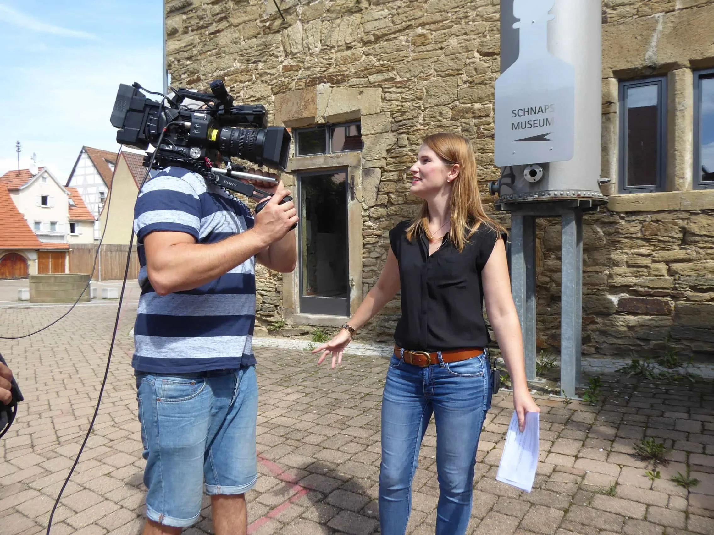 Alles Isi Moderation Isabel Ramsch vor der Kamera