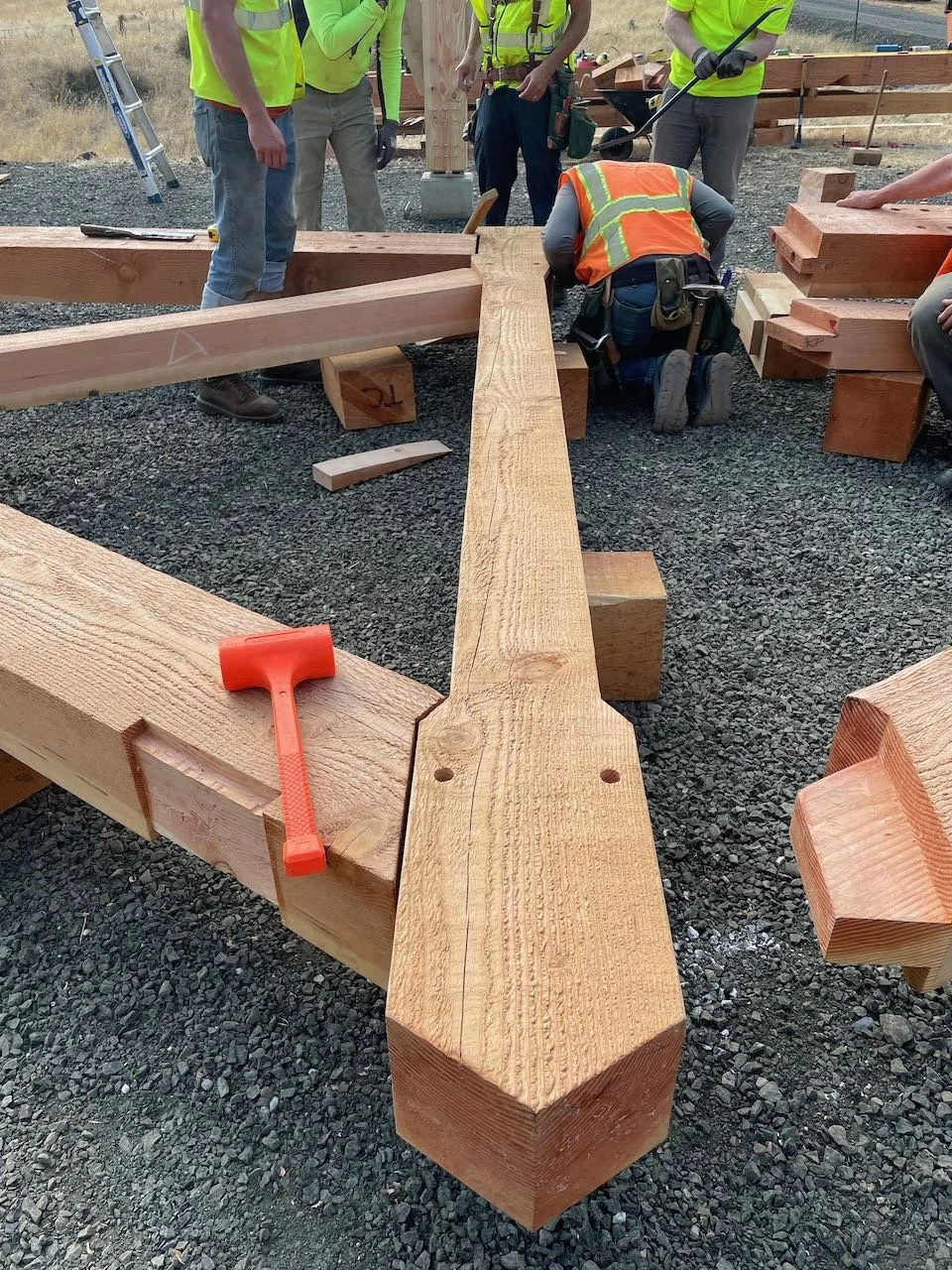 Assembly of a king post truss