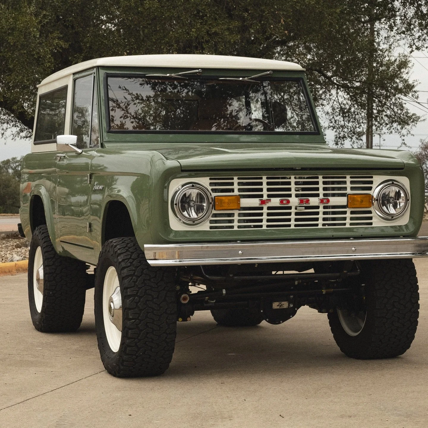 ZFWorx + Broncos = Coyote Engine , Custom Interior &amp; a drive you&rsquo;ll never want to end. 

&bull;
&bull;

#custombronco #fordbronco #fordbroncosdaily #zfworx