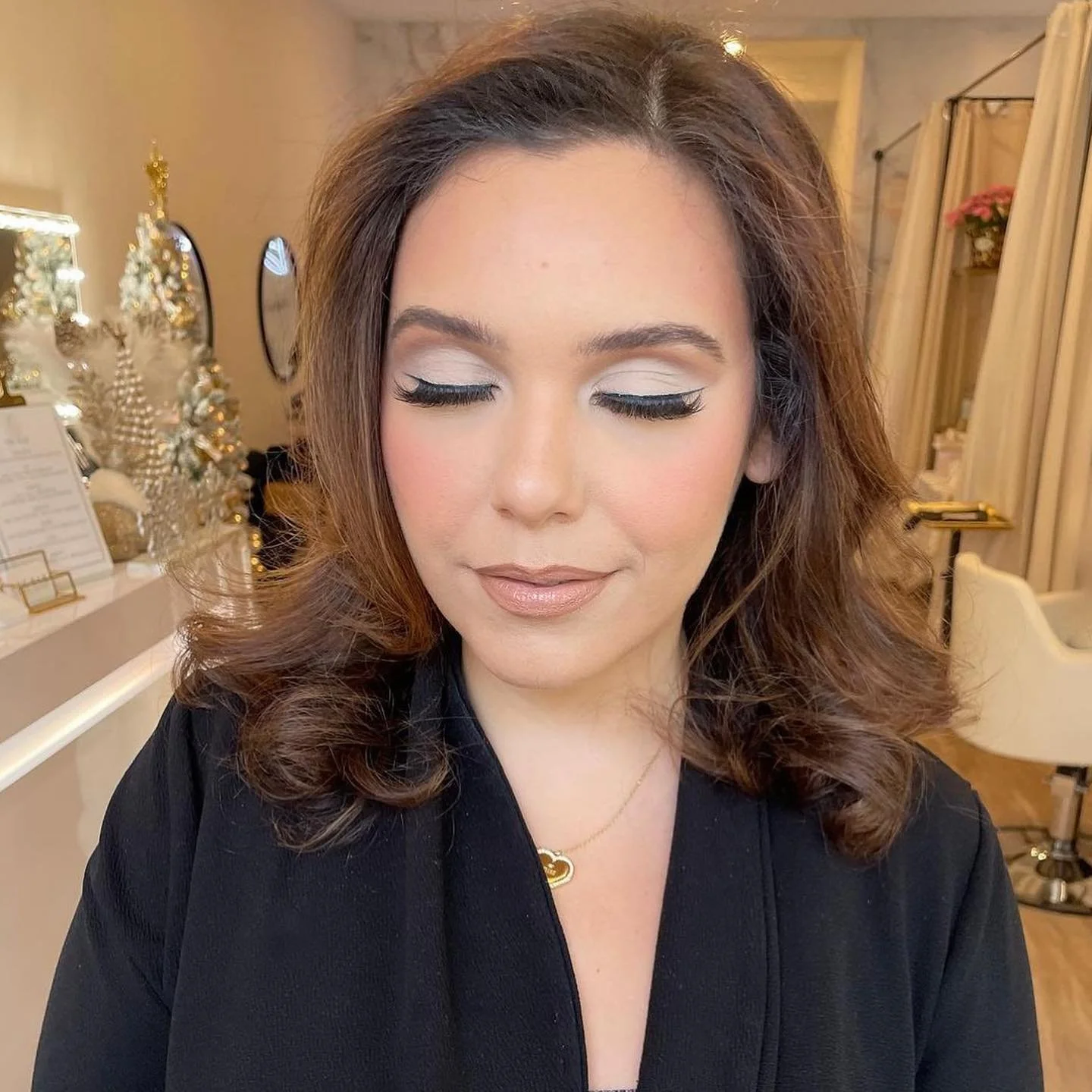 Baby doll glam 🎀 One of my most requested/favorite looks.
&bull;
𝐃𝐄𝐓𝐀𝐈𝐋𝐒:
𝘚𝘒𝘐𝘕 &amp; 𝘊𝘖𝘔𝘗𝘓𝘌𝘟𝘐𝘖𝘕:
@diorbeauty backstage foundation
@tarte shape tape concealer 
@toofaced bts concealer
@graftobianmakeup concealers 
@lauramercier t