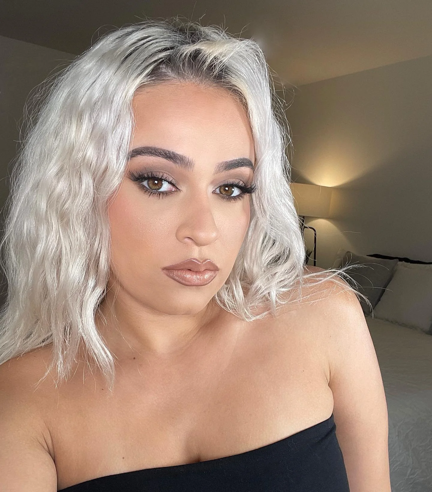 I live for a full glam soft airbrushed look. Modern but timeless.
&bull;
𝐃𝐄𝐓𝐀𝐈𝐋𝐒:
𝘚𝘒𝘐𝘕 &amp; 𝘊𝘖𝘔𝘗𝘓𝘌𝘟𝘐𝘖𝘕:
@diorbeauty backstage foundation
@toofaced bts concealer
@graftobianmakeup concealers 
@lauramercier translucent powder
@hud