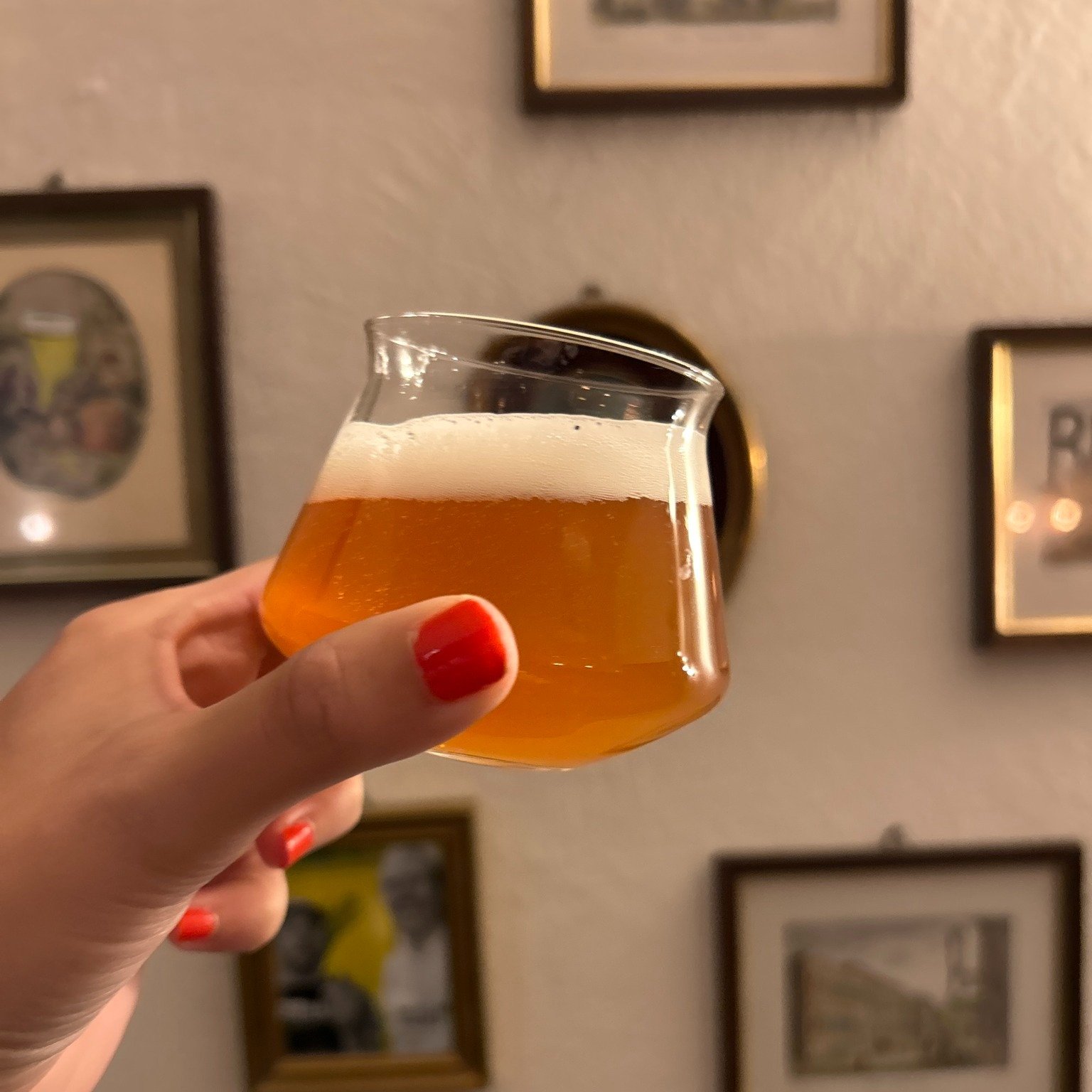 🍺 Wusstest du schon? Bei uns kannst du immer ein Bier zum Probieren bekommen! 

Du bist unsicher, was du trinken sollst? Kein Problem &ndash; frag einfach nach einem kleinen Tasting. Von unserem kompletten Biersortiment bis hin zu Probiergr&ouml;&sz