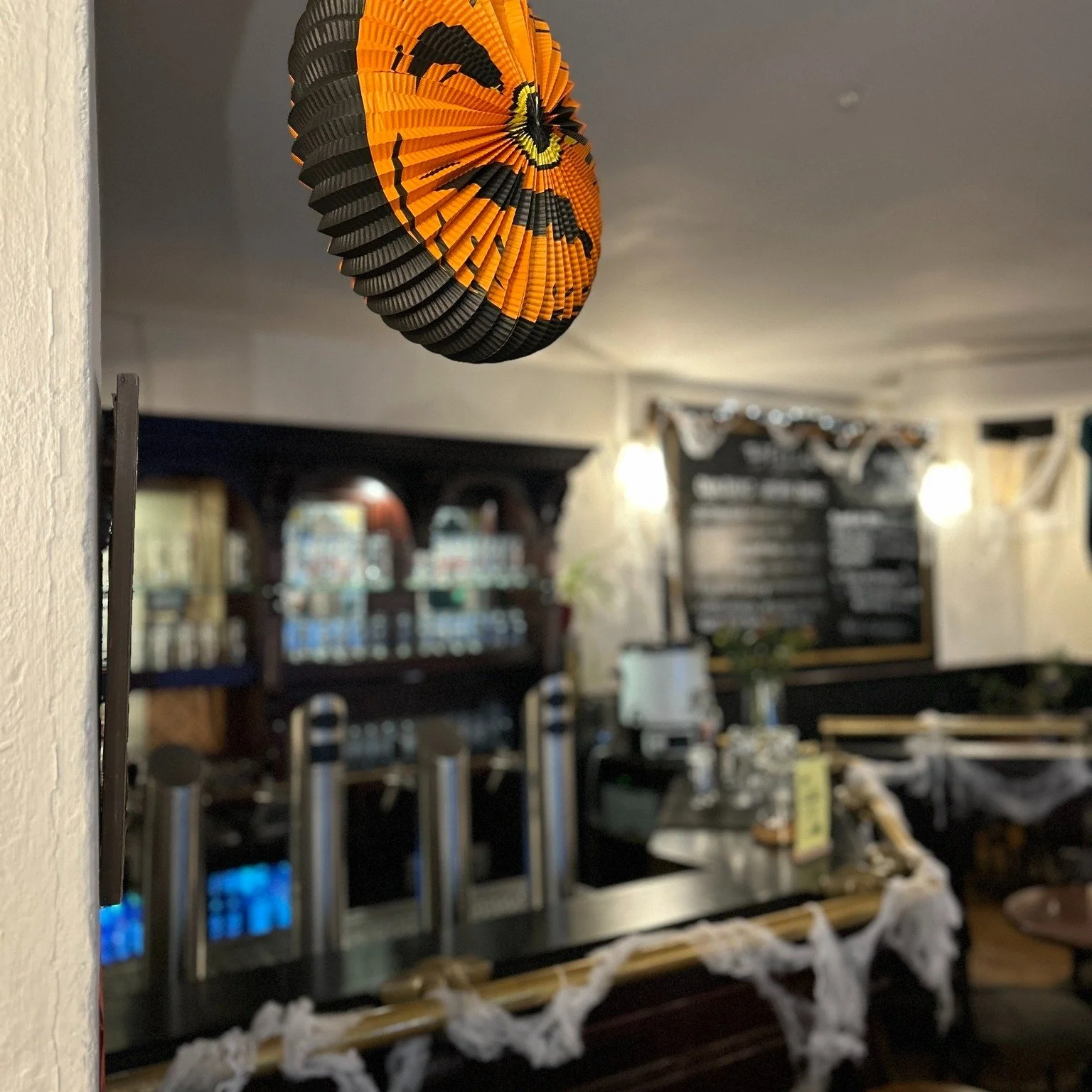🎃 Gruselige Stimmung in unserer sch&ouml;nen Bar! 👻 Es ist wieder soweit &ndash; Halloween bei Two Fellas!

Komm vorbei am Freitag, den 31.10., ab 19 Uhr f&uuml;r eine Nacht voller Spa&szlig;, Kost&uuml;me &amp; kaltem Craft Beer! 🍺💀

🍕 Besonder
