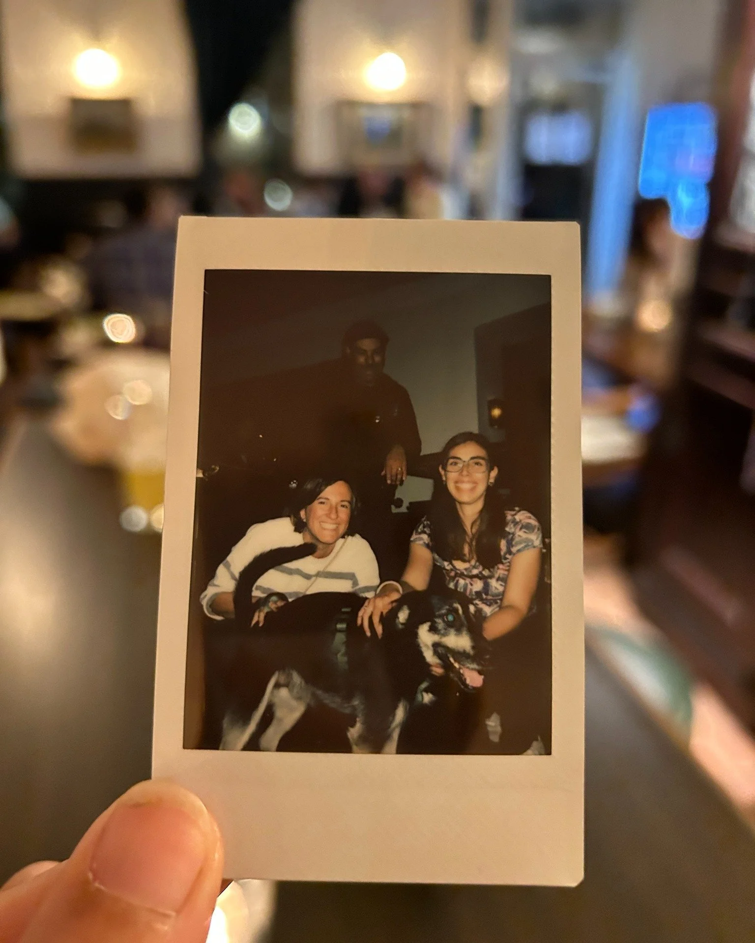 Erinnerungen aus dem Oktober in der Bar 🍻

Wir lieben es, gemeinsame Momente zu teilen und Erinnerungen zu schaffen &ndash; Loki nat&uuml;rlich auch! 🐶💛

Danke, dass ihr uns f&uuml;r eure besonderen Anl&auml;sse gew&auml;hlt habt &ndash; diesen Mo