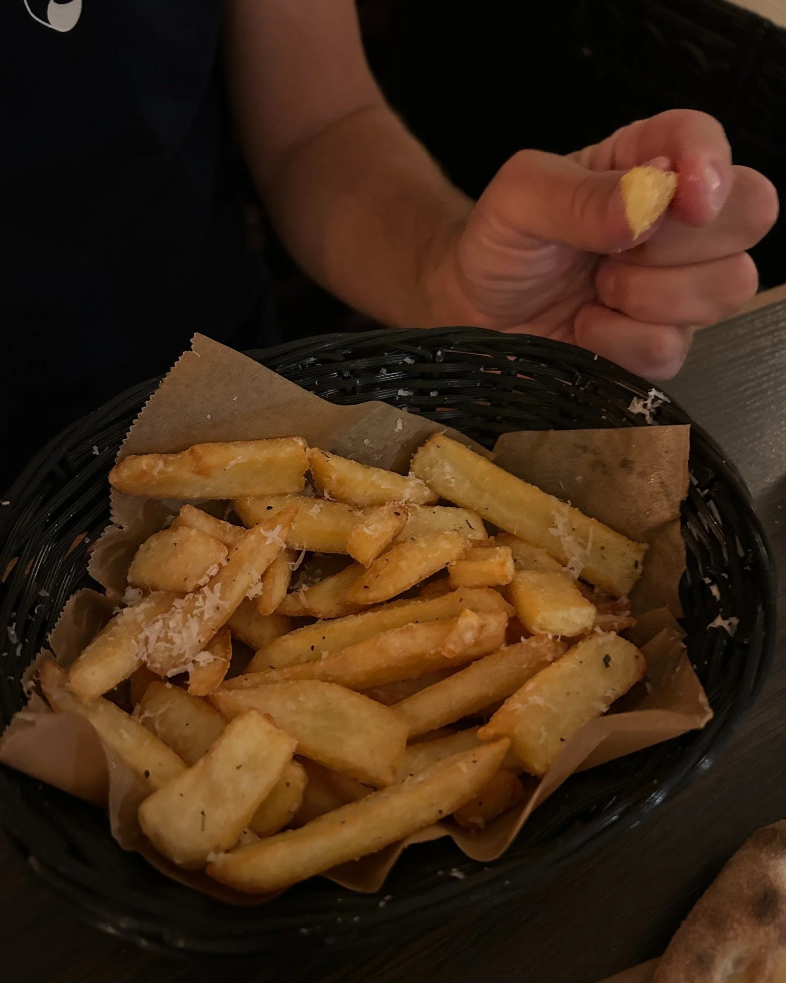 Fries and Friends 💛 In der Bar ist immer was los &ndash; Stand-up Comedy, Live-Musik, Jam Sessions und so viel mehr.

Dazu gibt&rsquo;s die besten Pizzen &amp; Pommes der Stadt &ndash; zusammen mit dem besten Craft Beer von Gorilla und aus der ganze