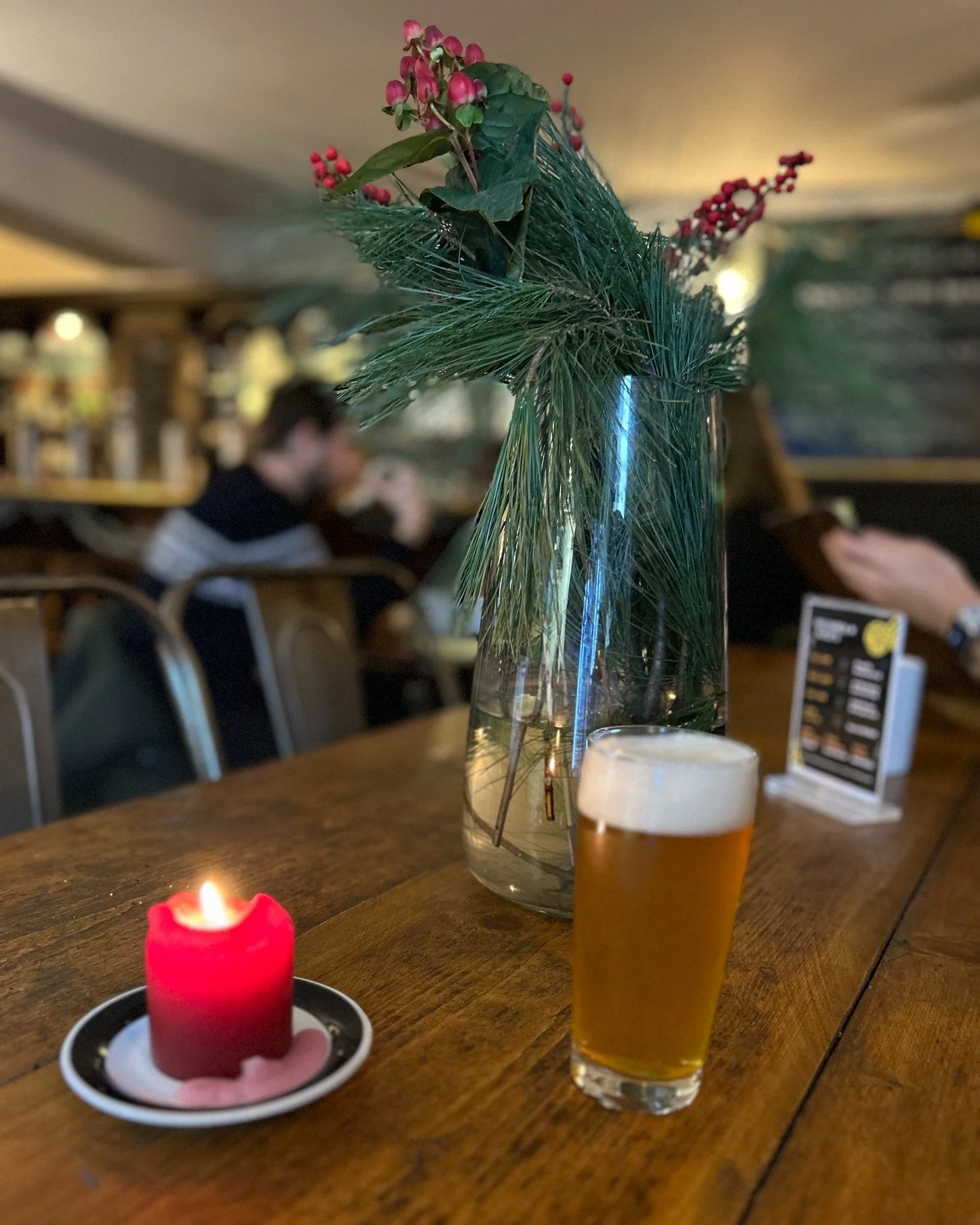 🎄✨ Es ist wieder so weit! ✨🎄 Suchst du den perfekten Ort, um dein Jahresabschlussfest, Firmenevent oder Weihnachtsfeier zu feiern?

Dann komm zu Two Fellas &ndash; wo gro&szlig;artiges Bier, leckere Pizza und gem&uuml;tliche Stimmung jede Feier unv