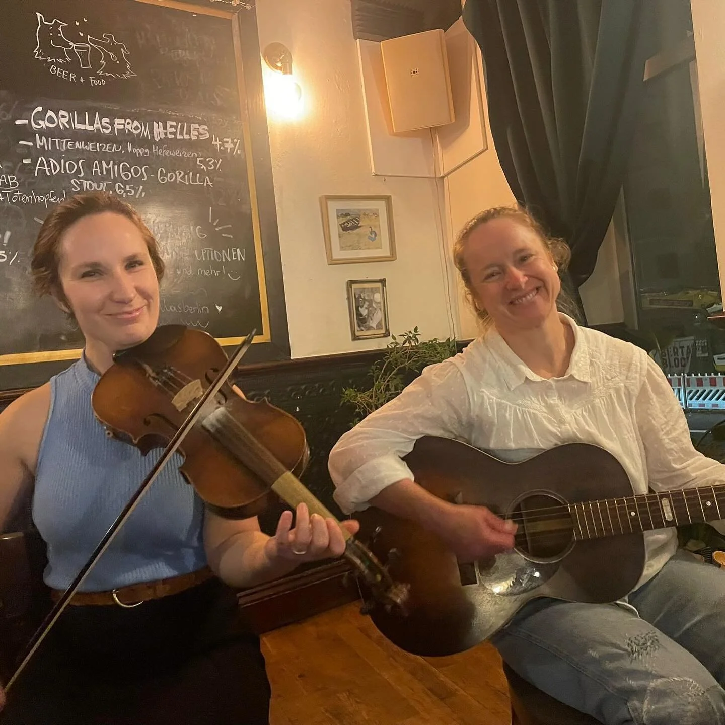 N&auml;chste Woche ist es wieder so weit &ndash; Old Time Jam bei uns! 🎶

Schaut euch an, wie wild es letzten Monat war &ndash; pure Stimmung und gro&szlig;artige Musik!

Kommt n&auml;chsten Donnerstag vorbei und erlebt es selbst! 🎻

***********
Ne