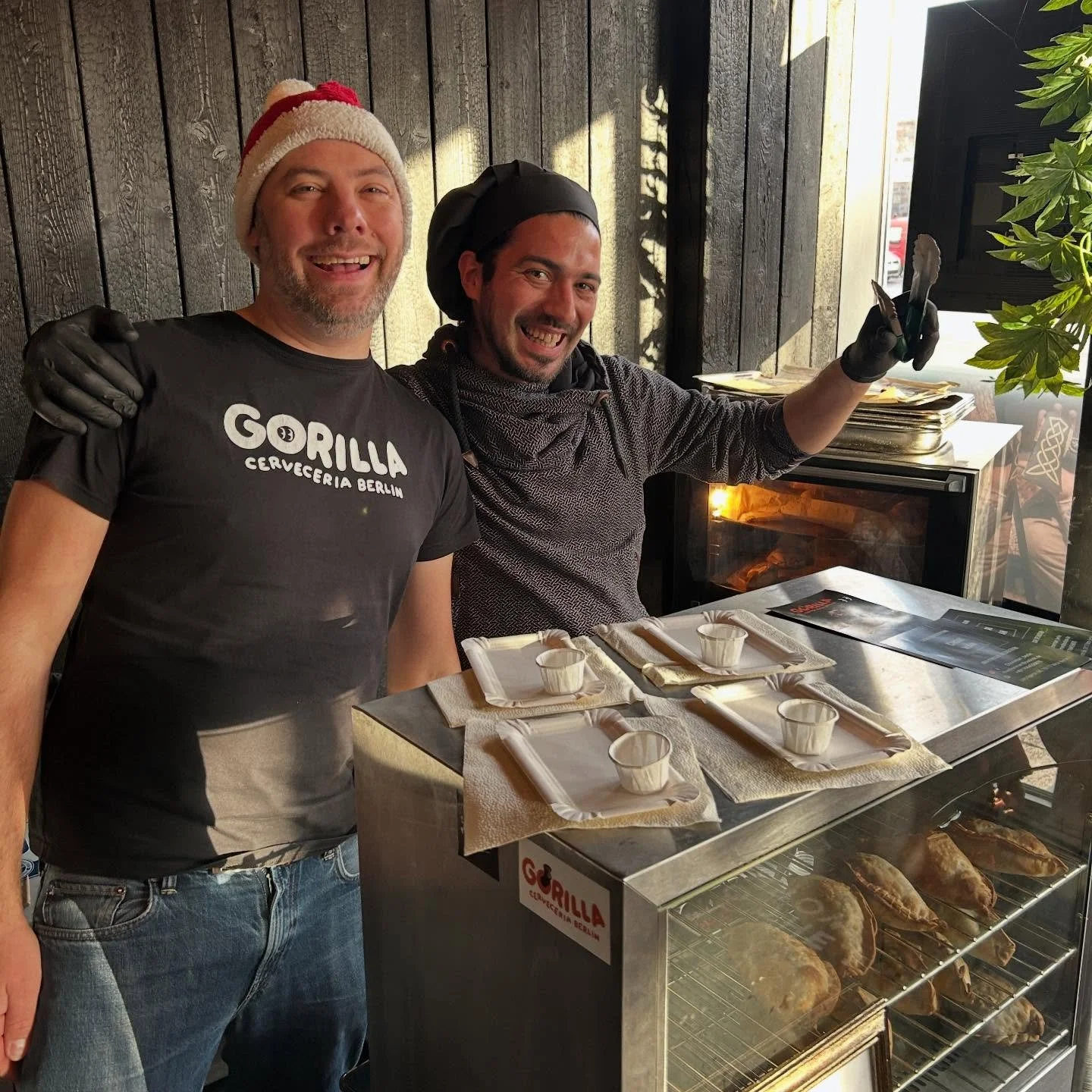 Special Pop-Up bei Two Fellas! 🎉🤩

Am 5. Dezember haben wir eine ganz besondere Einladung f&uuml;r euch: Unser lieber Freund The Choriman macht einen Pop-up und bringt seine fantastischen Empanadas nach Pankow. @choriman_berlin 

Seit wir uns kenne