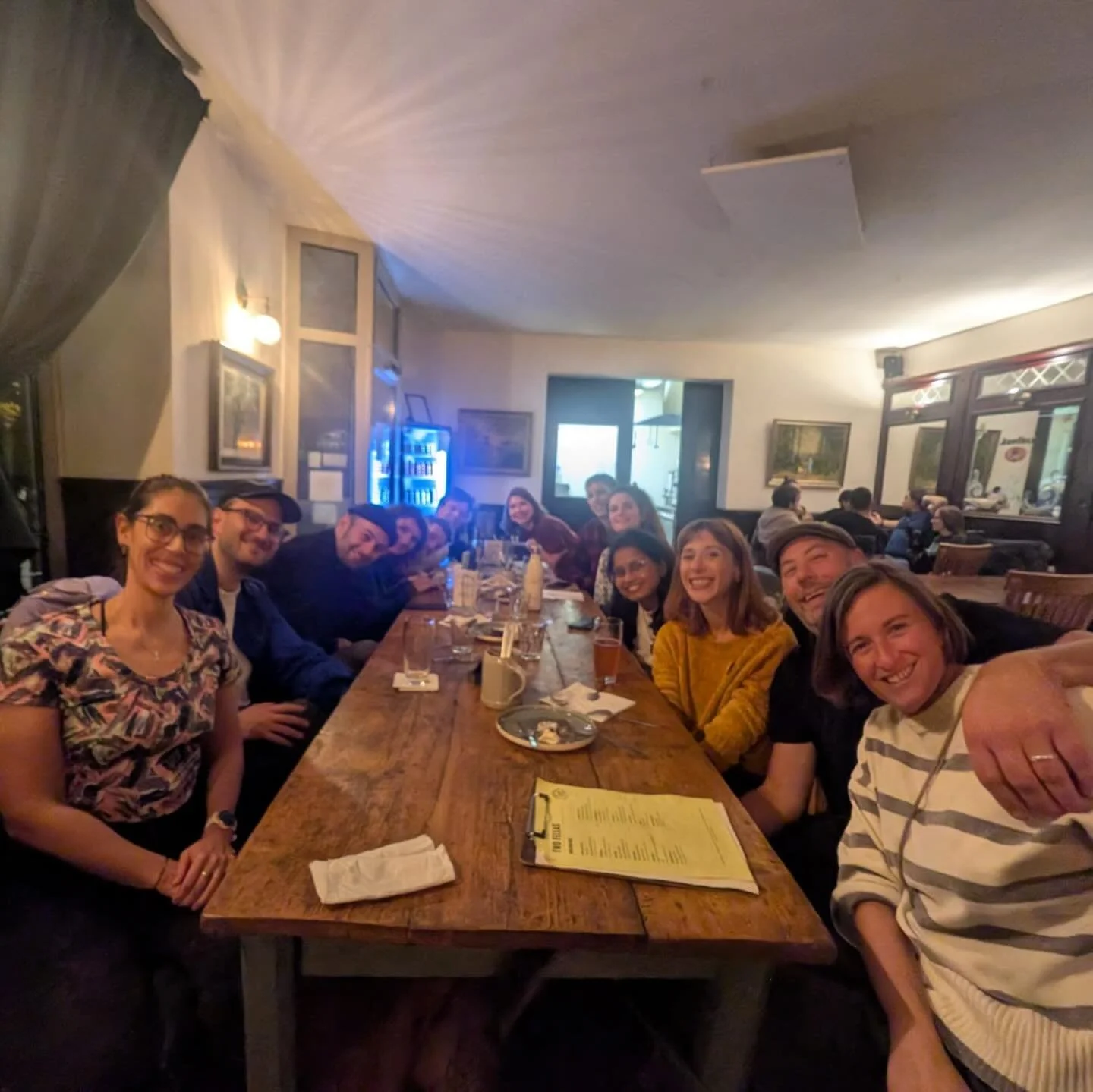 Shoutout an die Menschen, die Two Fellas wie ein Zuhause f&uuml;hlen lassen 💛

Danke f&uuml;r jeden Geburtstag, jede Verlobung, jede Party und jede spontane Nacht, die zu einer Erinnerung wurde. F&uuml;r die Biere, die Pizzen, das Lachen und die Lie