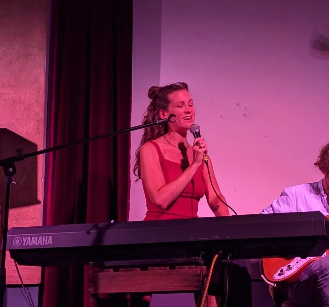 Live Music bei Two Fellas 🔥 Sodey Mac

Die Berlin-based Singer-Songwriterin Sarah McInerney, besser bekannt als Sodey Mac, verbindet klassisch ausgebildeten Gesang und Klavier mit Jazz- und Hip-Hop-Einfl&uuml;ssen. @sodeymac 

Aufgewachsen in der N&